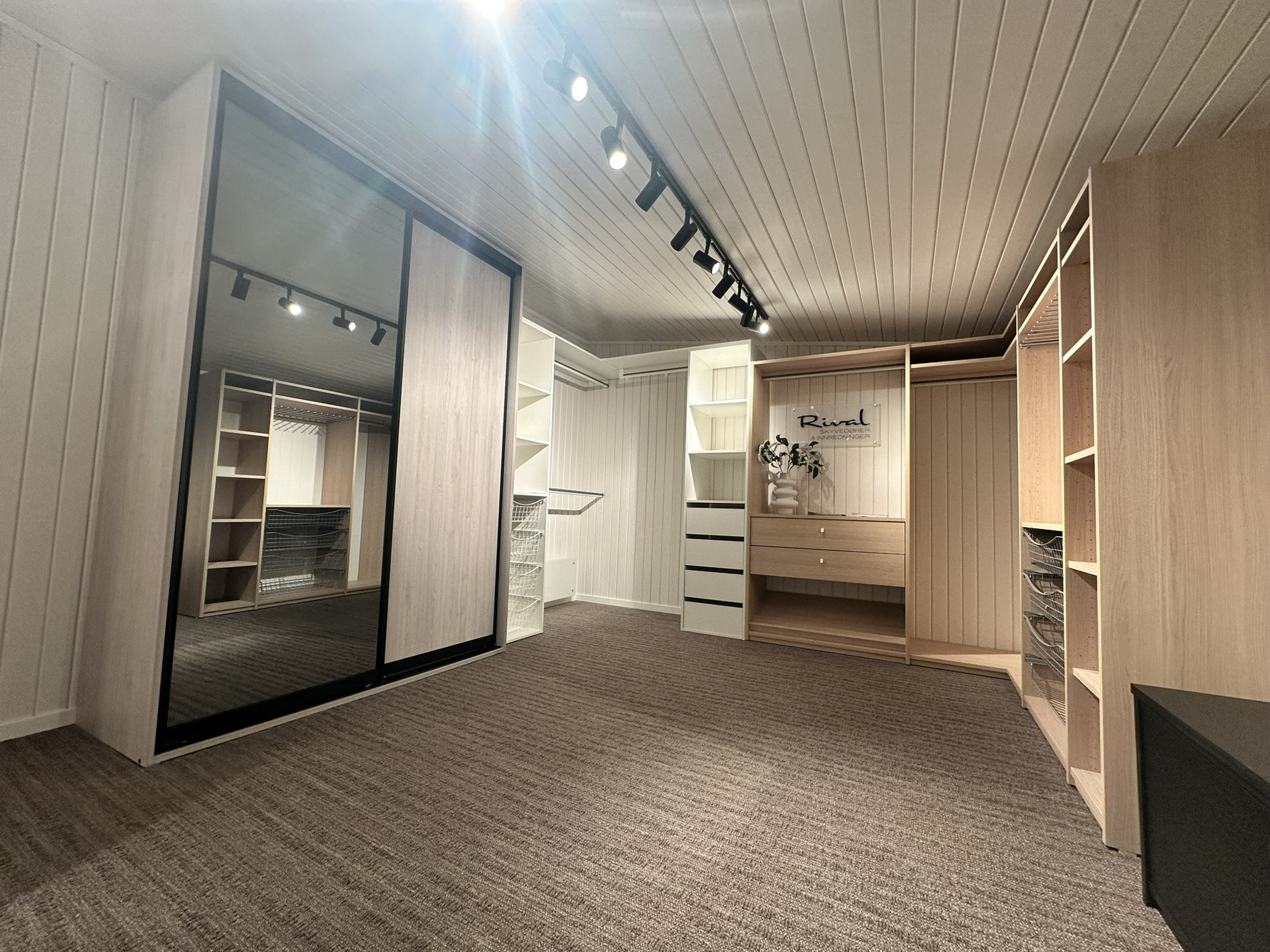 Ulike garderobeløsninger vist i full størrelse – her kan du utforske smarte oppbevaringsløsninger og finne en løsning som både er praktisk og tilpasset dine behov.