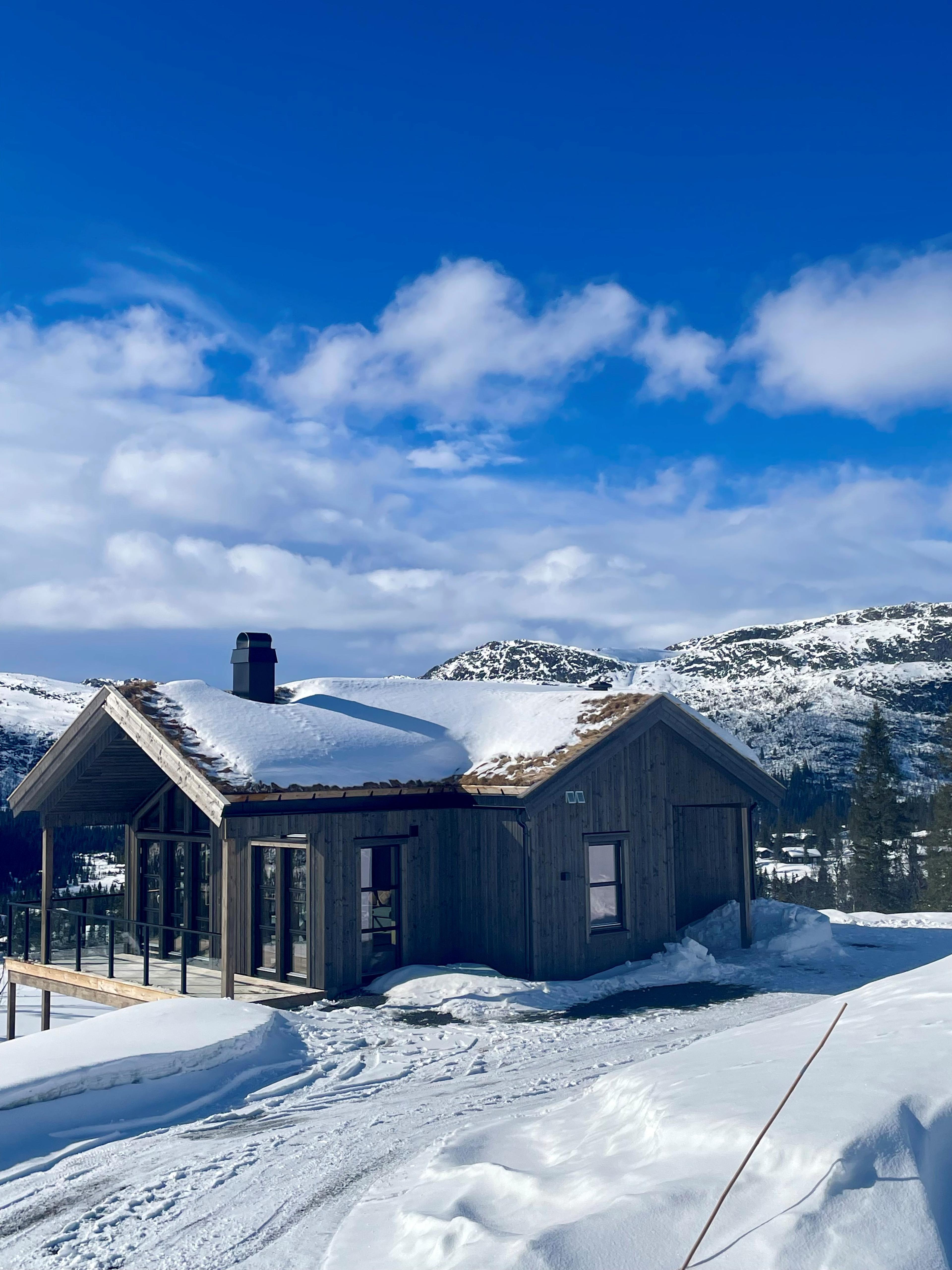Gårdsplass plass til flere biler