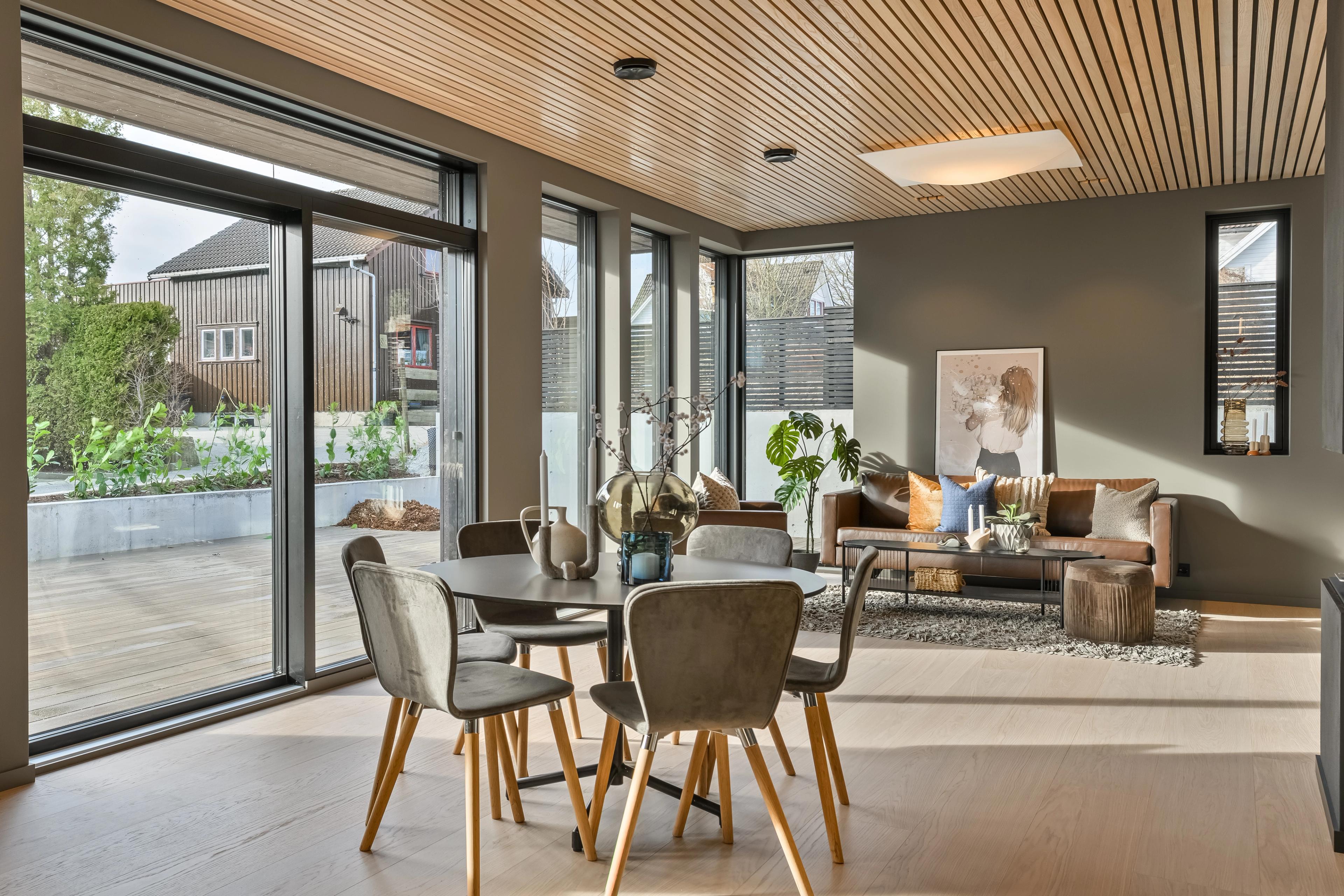 Gilje Tre - bilde av moderne stue med store vindusflater