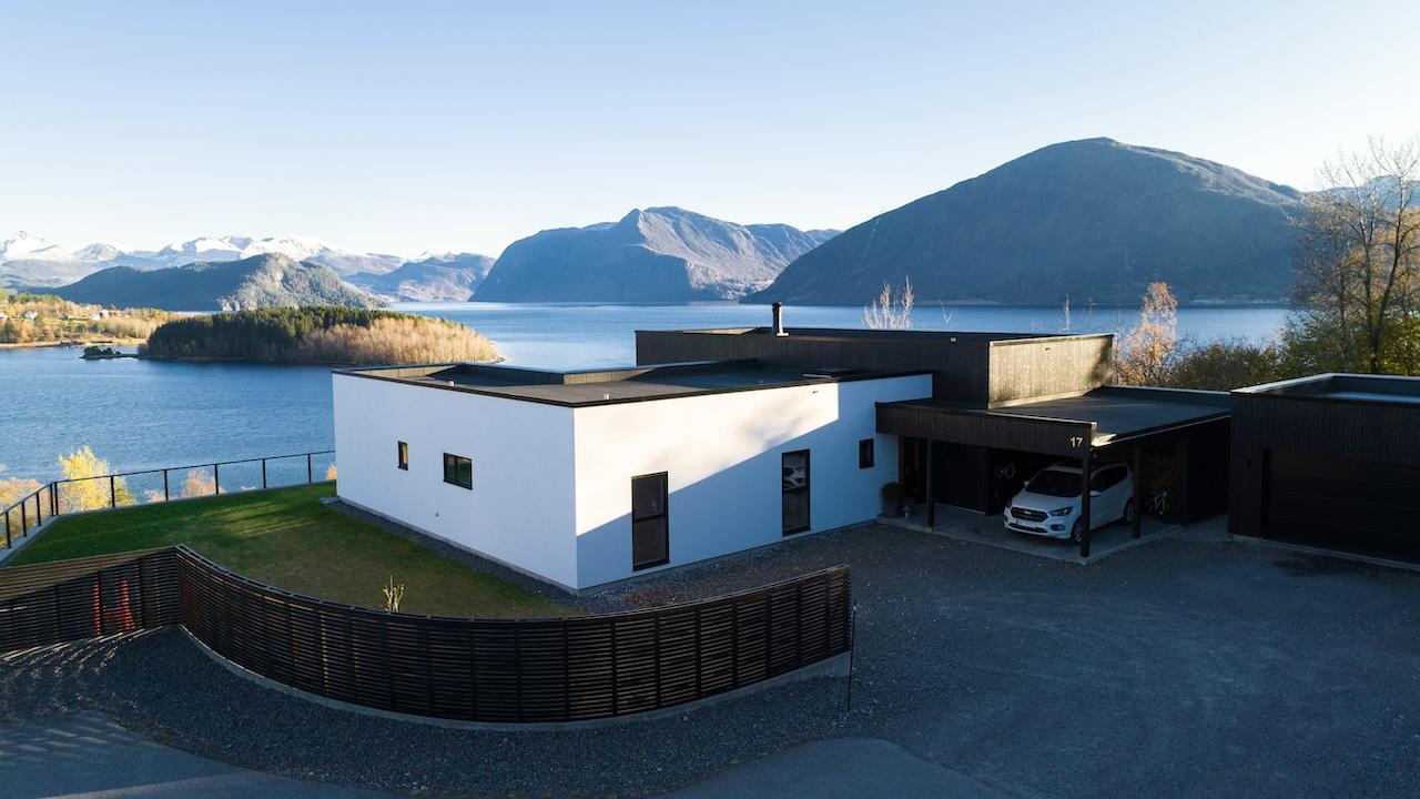 Hus på ett plan med carport