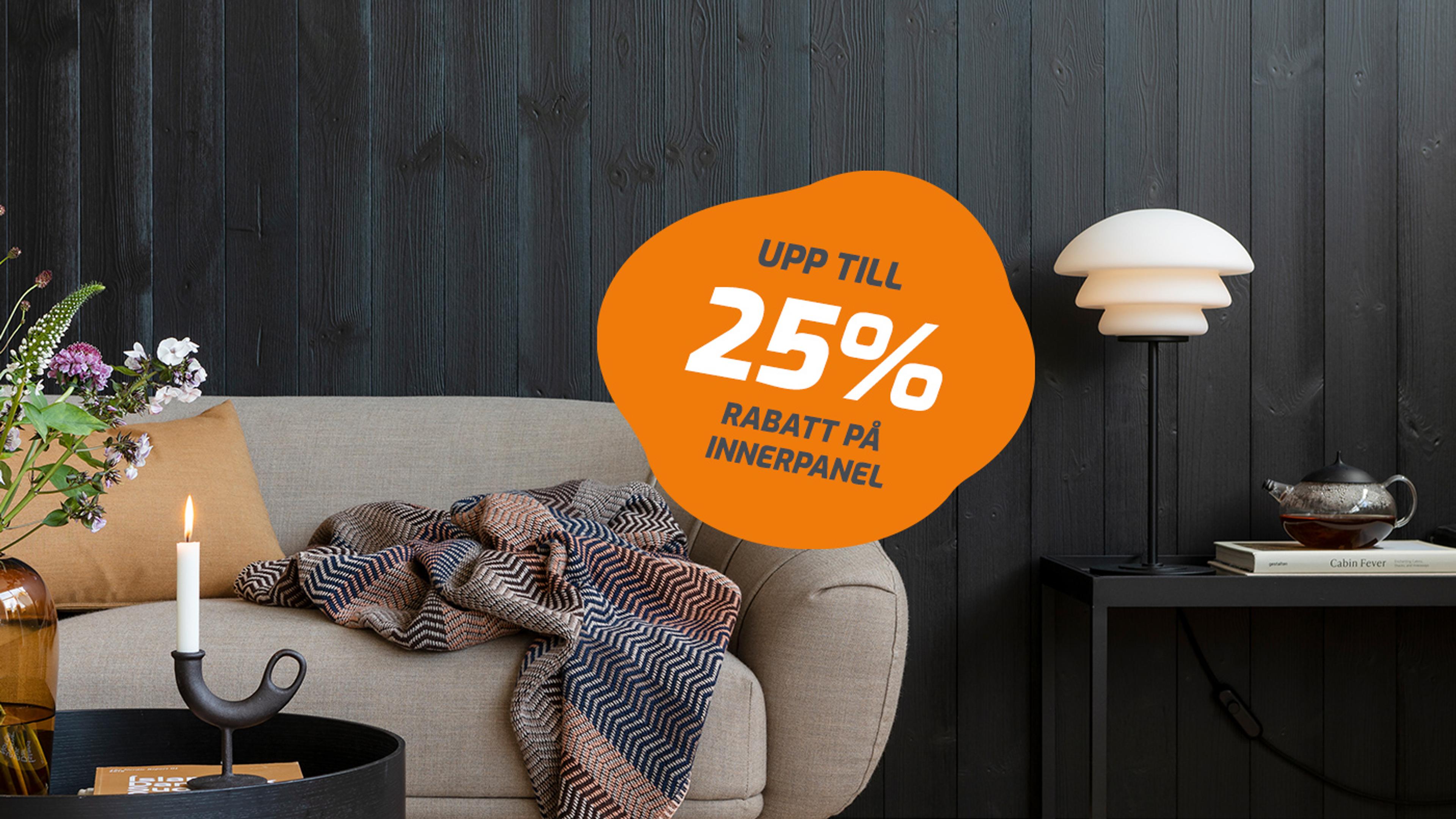 Vardagsrum med svart panelvägg och beige soffa, med orange text "Upp till 25 % rabatt på innerpanel"