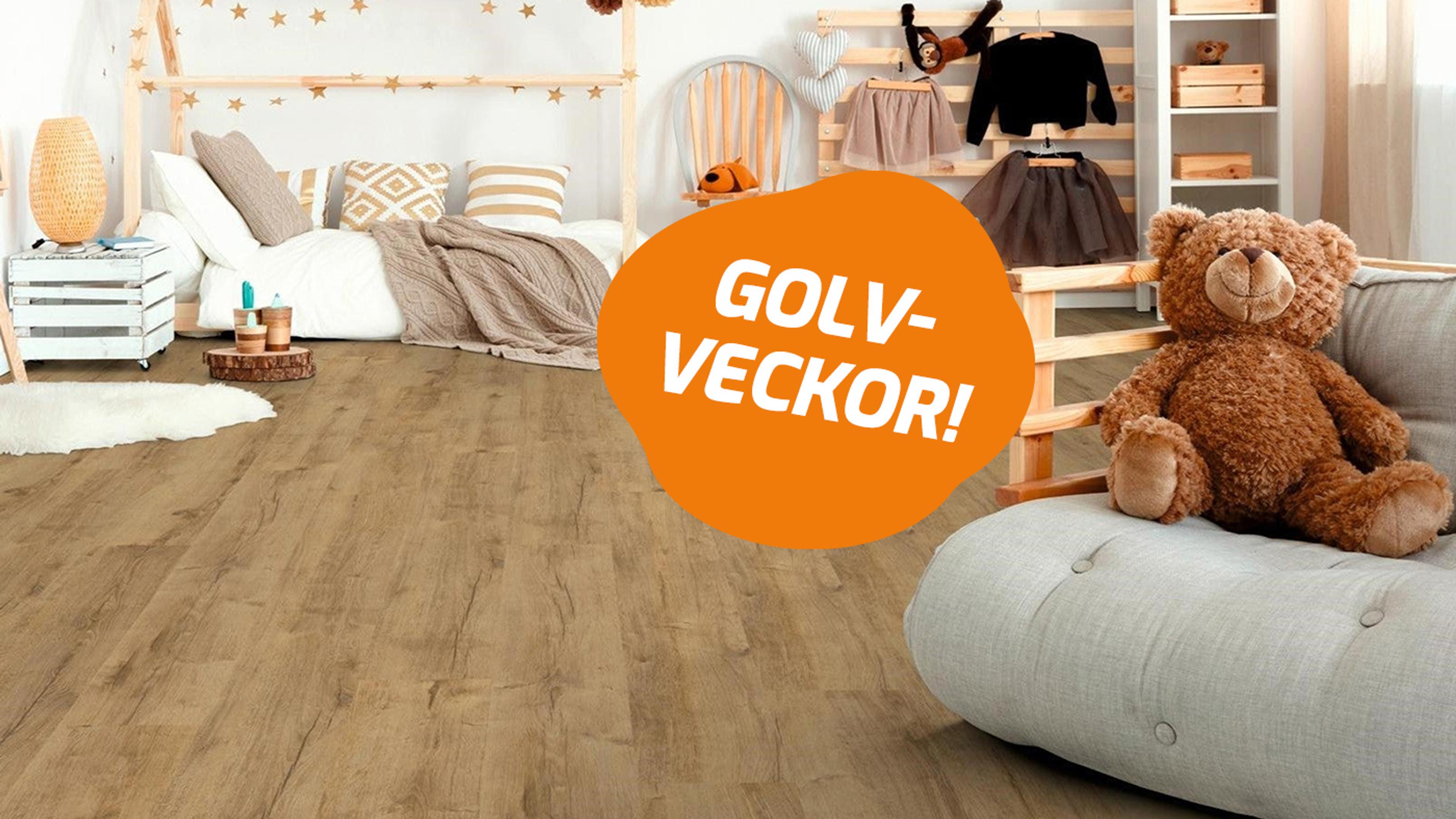 Vardagsrum med beige soffa och svart panelvägg, med en orange cirkel med texten "Upp till 25 % rabatt på innerpanel"