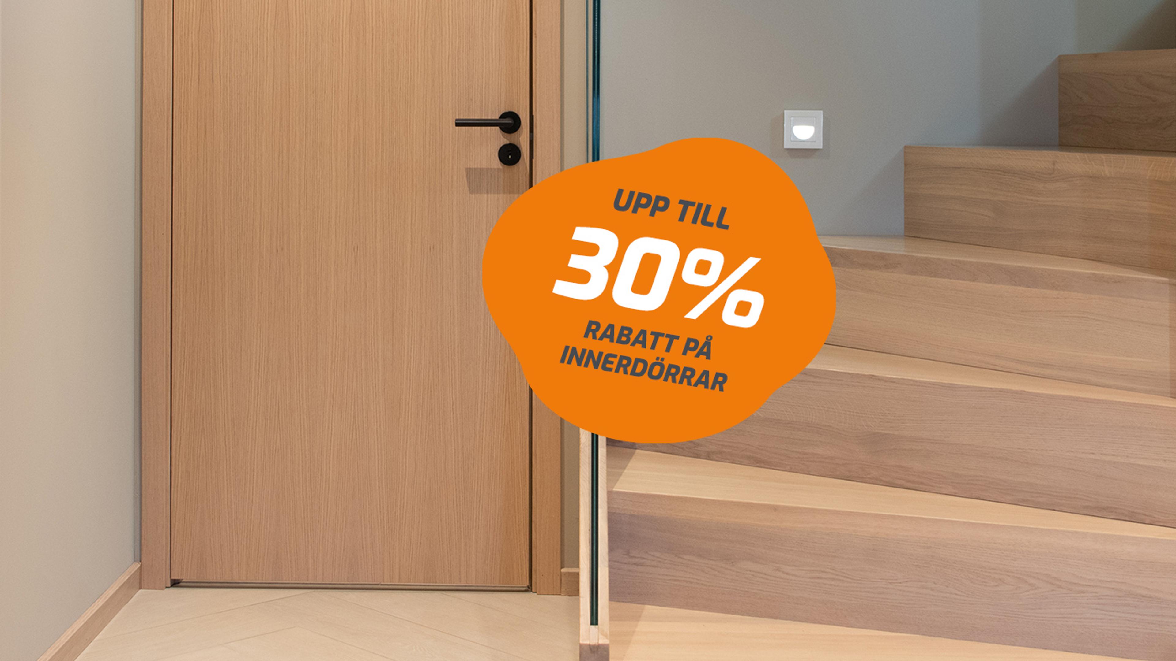 En innerdörr och en trätrappa med orange text om upp till 30 % rabatt på innerdörrar