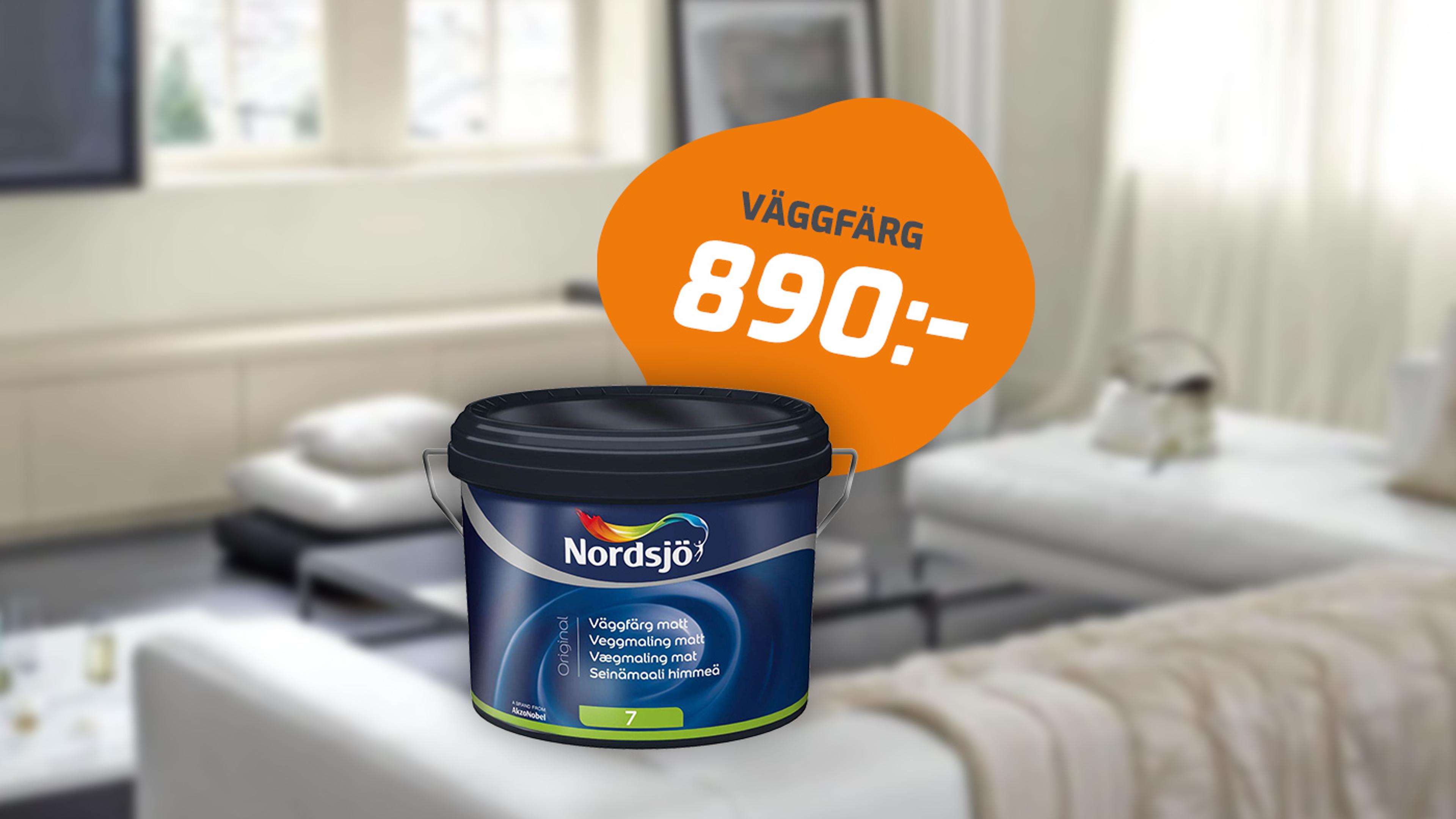 En burk Nordsjö väggfärg i ett suddigt vardagsrum, med en orange prisbubbla med texten 'VÄGGFÄRG 890:-'