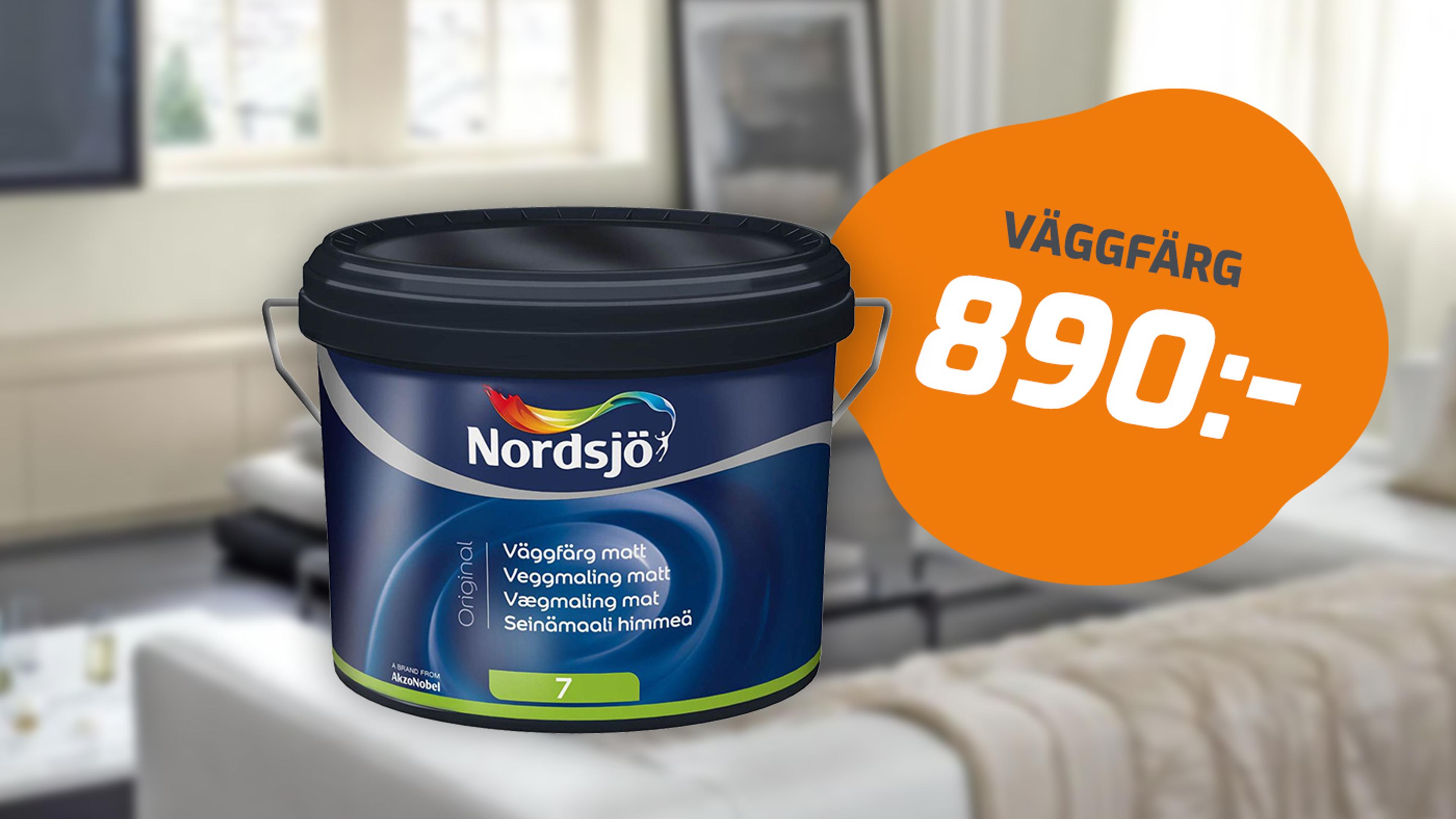 Blå Nordsjö färgburk med orange prislapp med texten "VÄGGFÄRG 890:-"