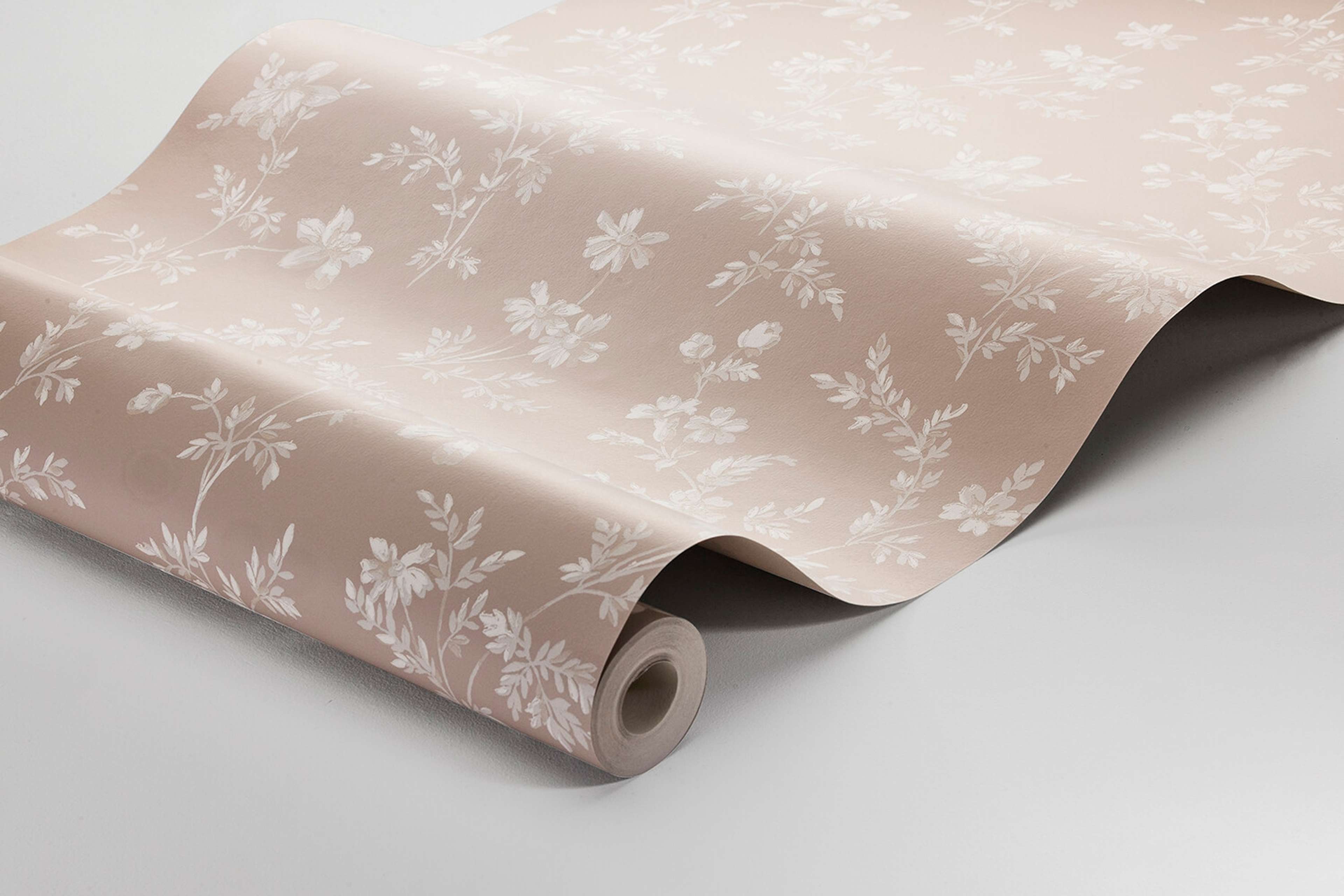 Ängsblomma tapet med blommigt mönster i vit och rosa. Från kollektionen timeless traditions. Nonwoven-material med rak passning.