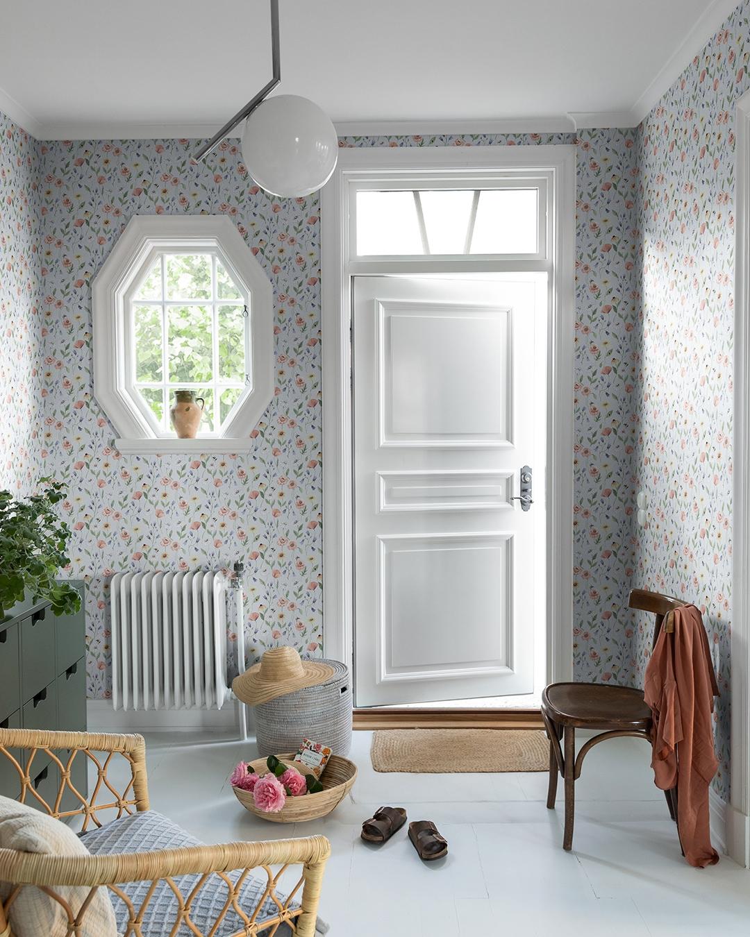 Blåklocka tapet med blommigt mönster i grå och blå. Från kollektionen Rosenlycka. Nonwoven-material med rak passning. Country-stil. Passar i vardagsrum, sovrum och matsal.
