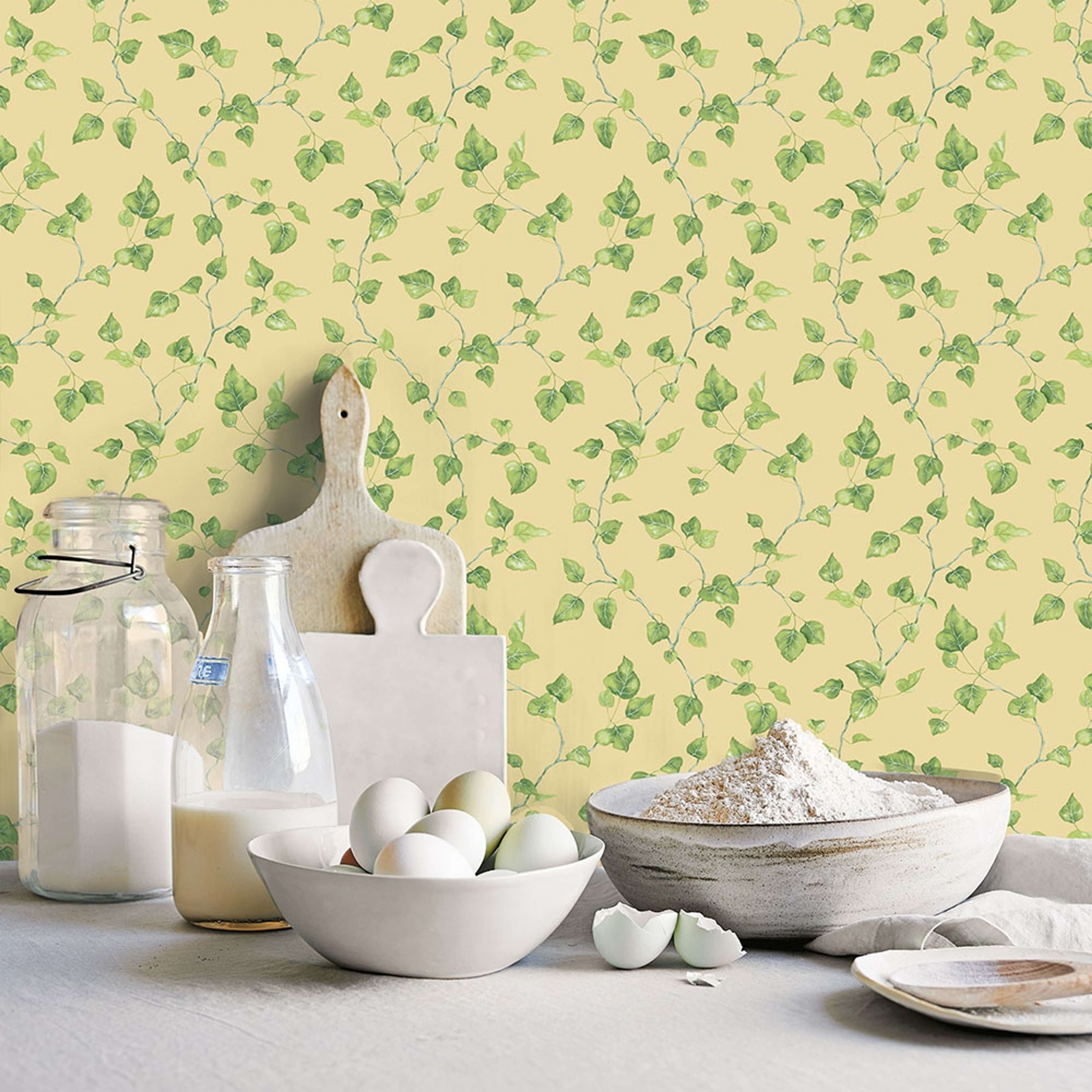 Just Ivy tapet med botaniskt mönster i grön och beige. Från kollektionen Just Kitchens. Nonwoven-material med rak passning.