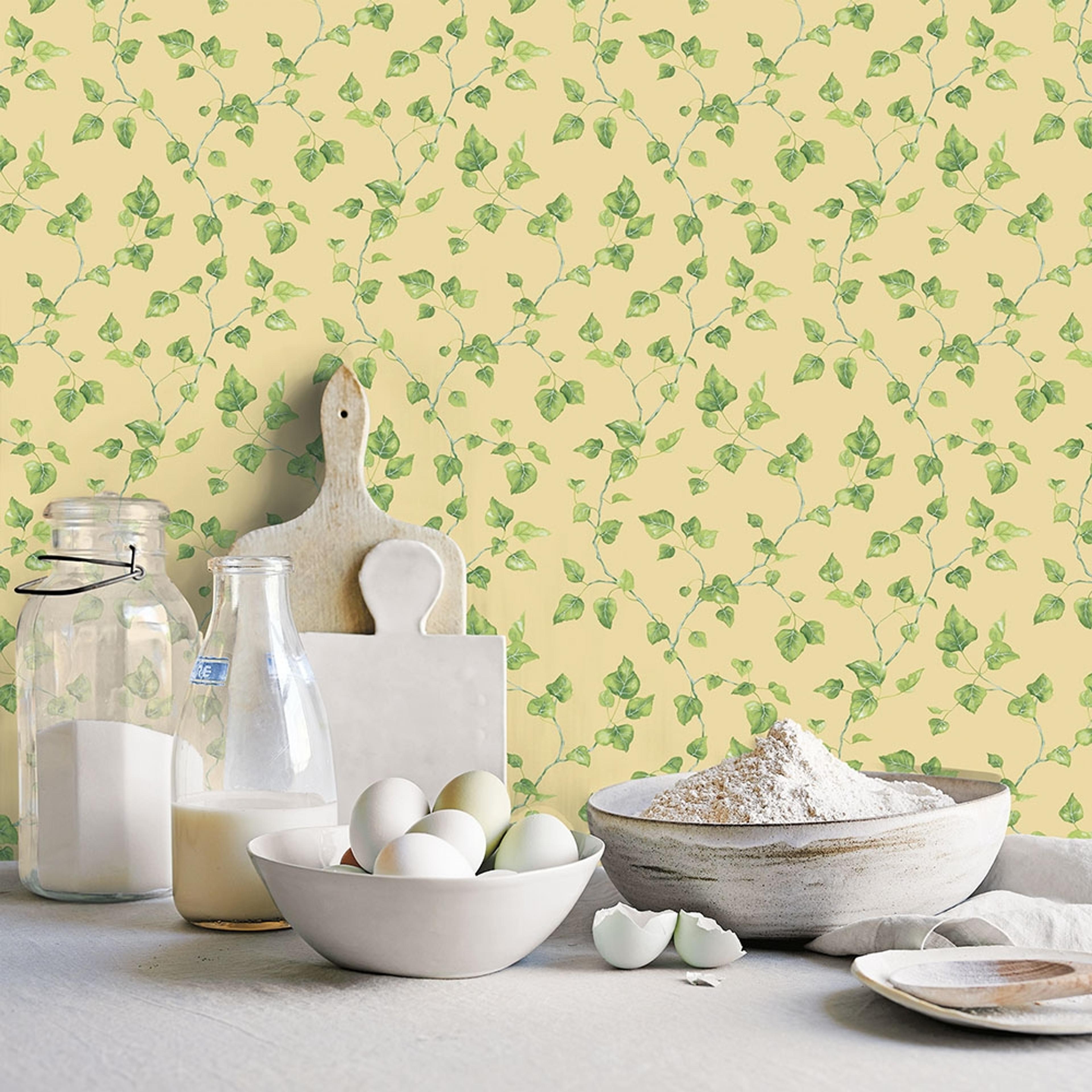 Just Ivy tapet med botaniskt mönster i grön och beige. Från kollektionen Just Kitchens. Nonwoven-material med rak passning.