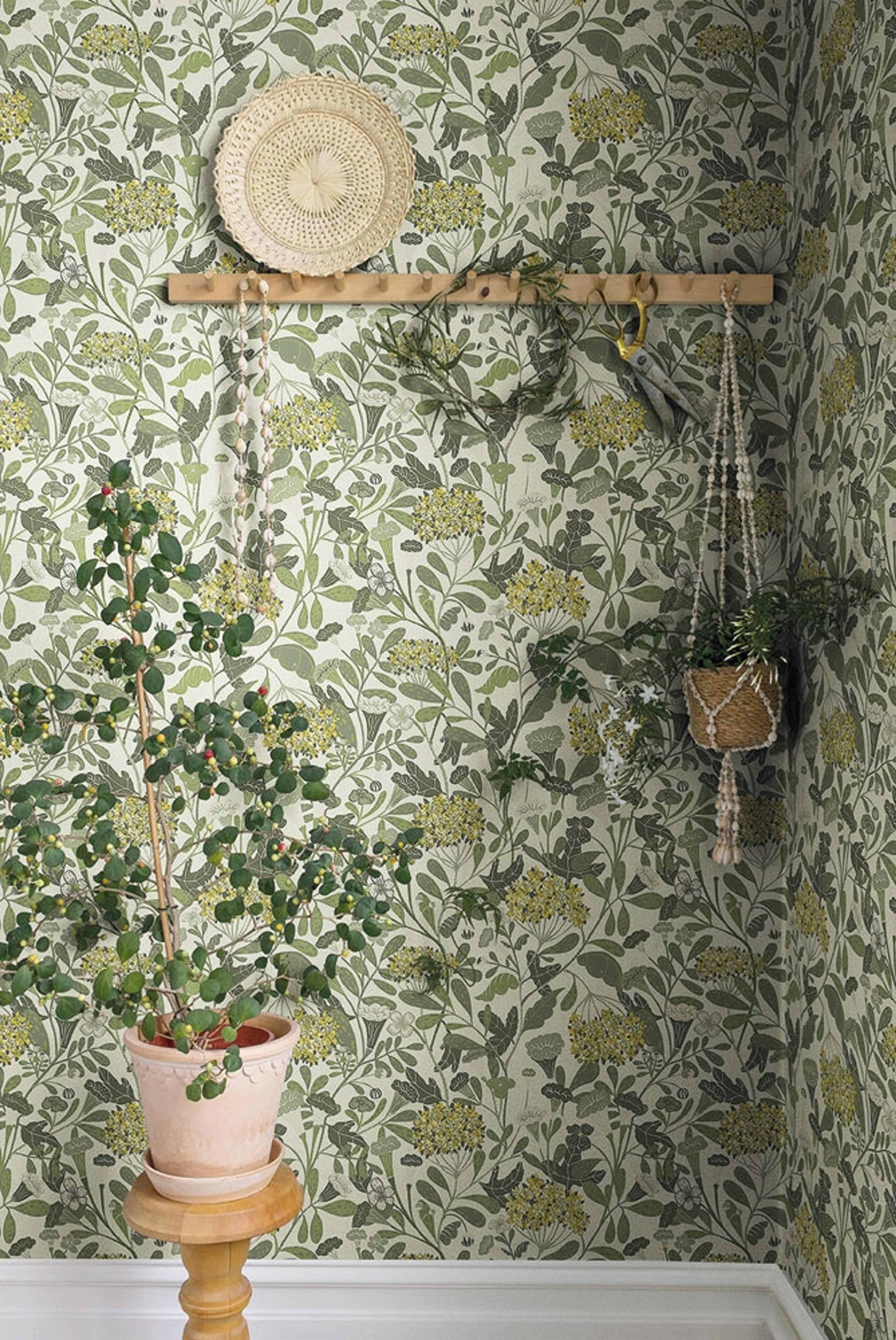 Hybbe tapet med blommigt mönster i grön. Från kollektionen Lina. Nonwoven-material med rak passning.