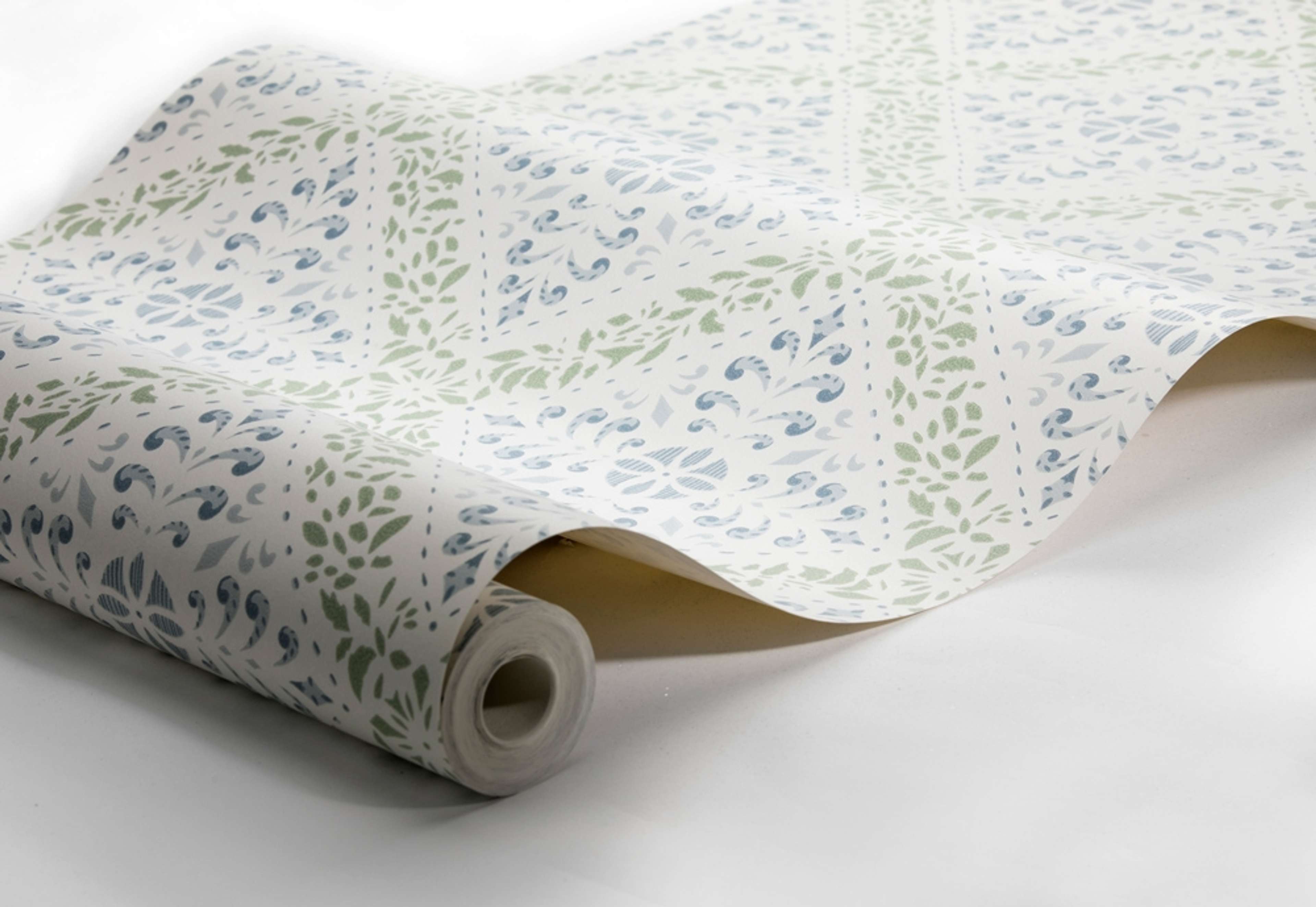 Nyborg tapet från Boråstapeter med geometriskt, blommigt mönster i vit, grön och blå. Från kollektionen anno. Nonwoven-material med rak passning. Passar i sovrum och matsal.