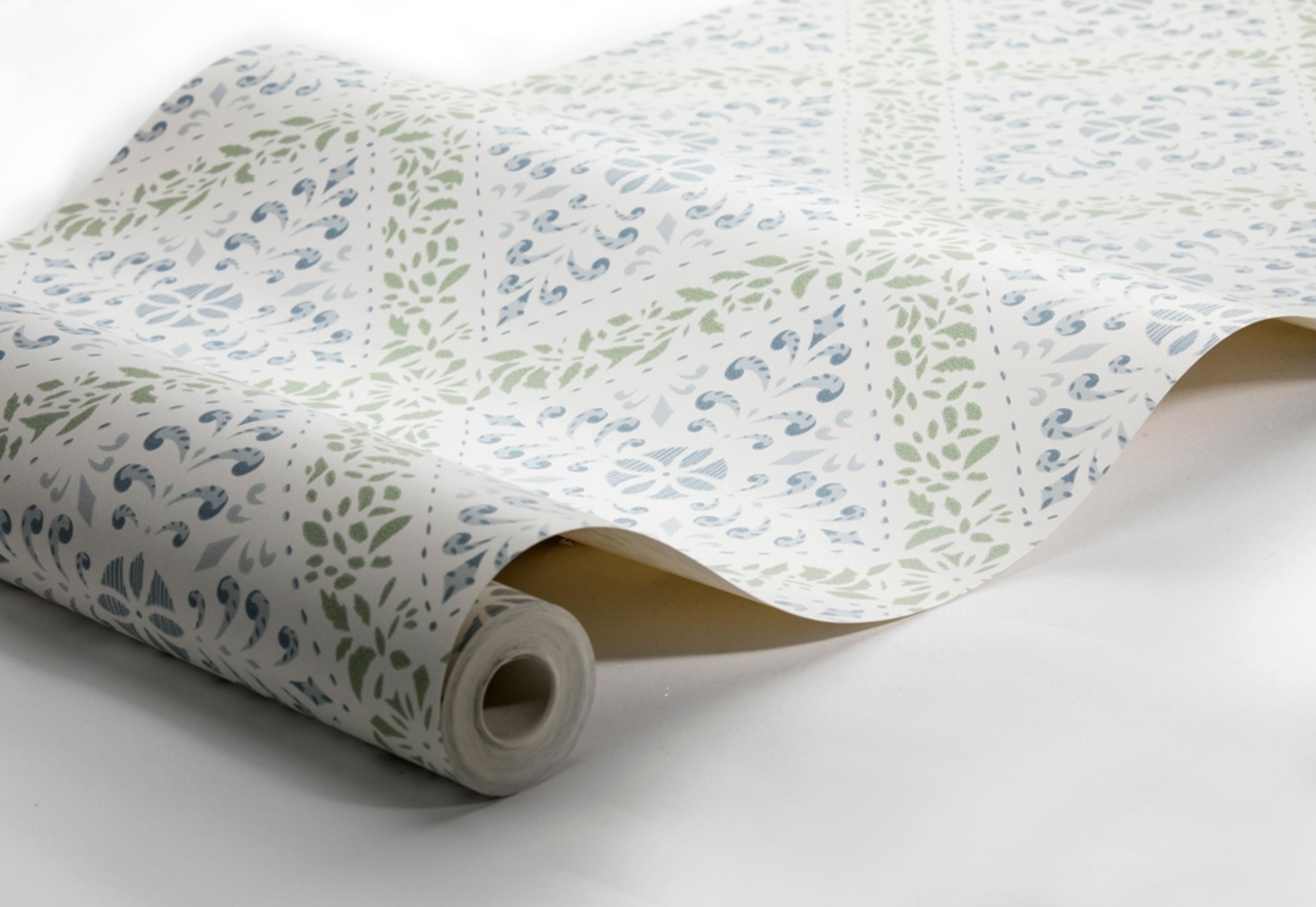 Nyborg tapet från Boråstapeter med geometriskt, blommigt mönster i vit, grön och blå. Från kollektionen anno. Nonwoven-material med rak passning. Passar i sovrum och matsal.