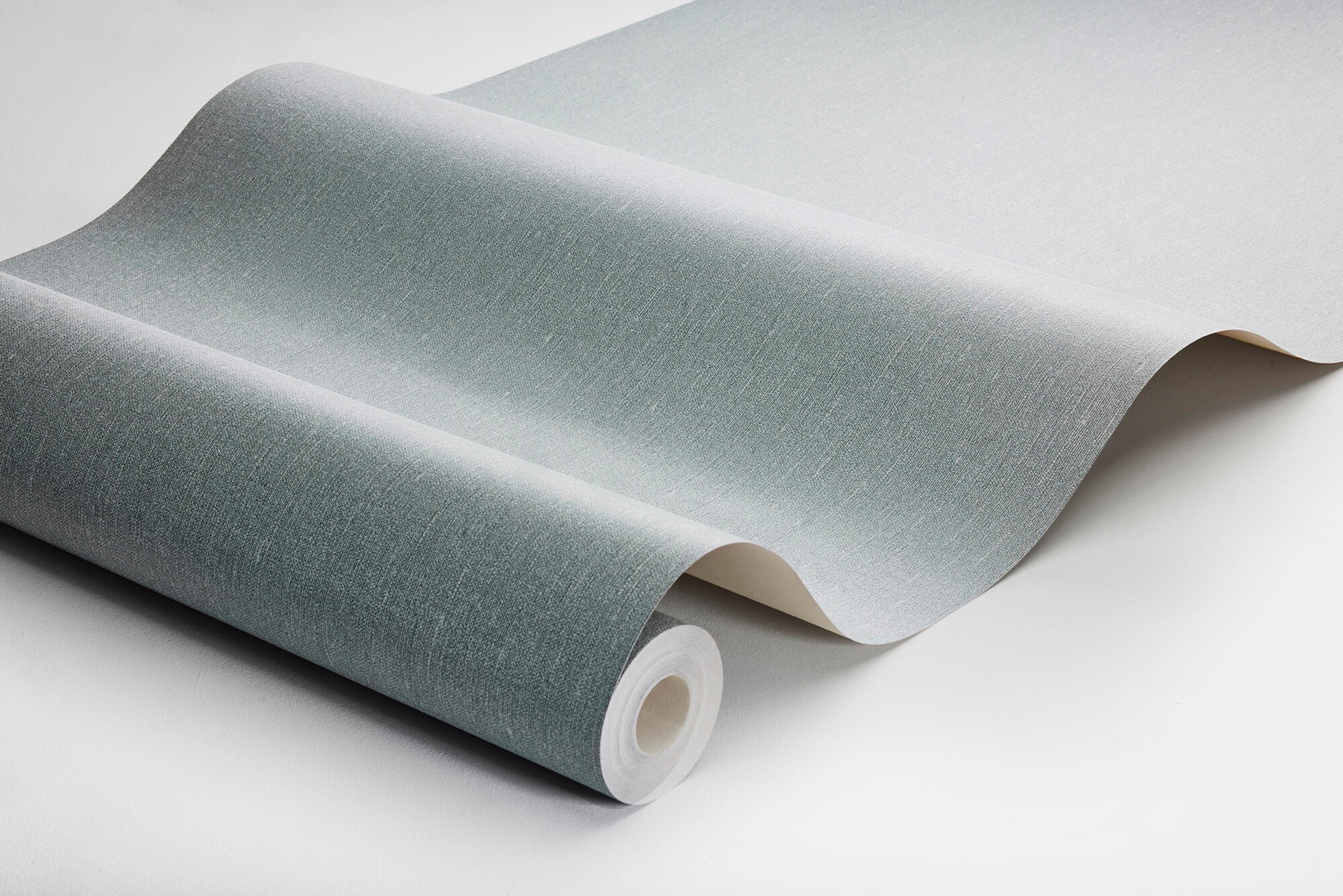 Dusty Denim tapet med enfargat, textilimitation mönster i blå. Från kollektionen Linen. Nonwoven-material. Passar i vardagsrum och matsal.