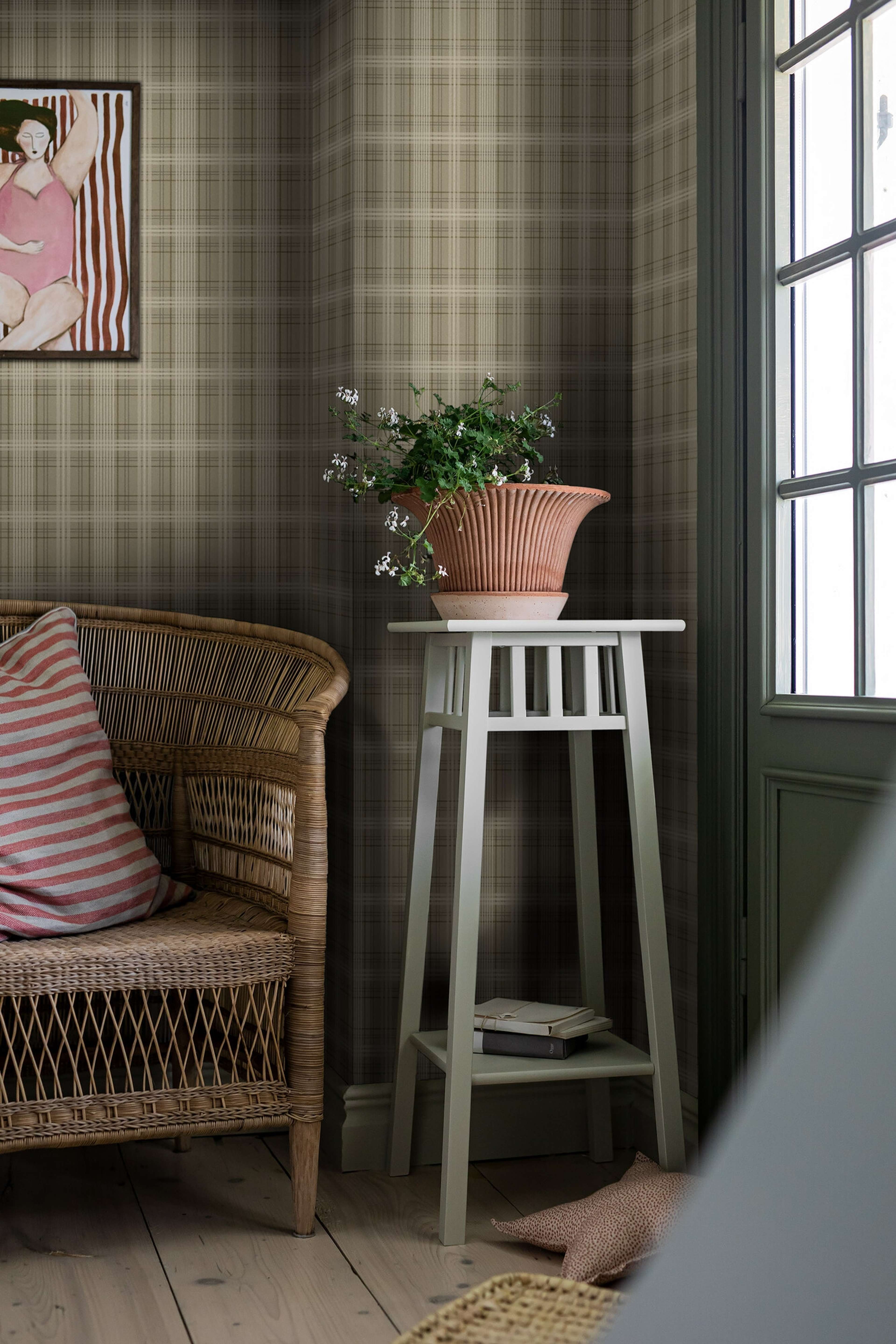 Tailor´s Tweed rutor i olivgrönt tapet med rutigt mönster i grön. Från kollektionen Cottage Garden. Nonwoven-material med rak passning. Country-stil. Passar i vardagsrum, matsal och hall.