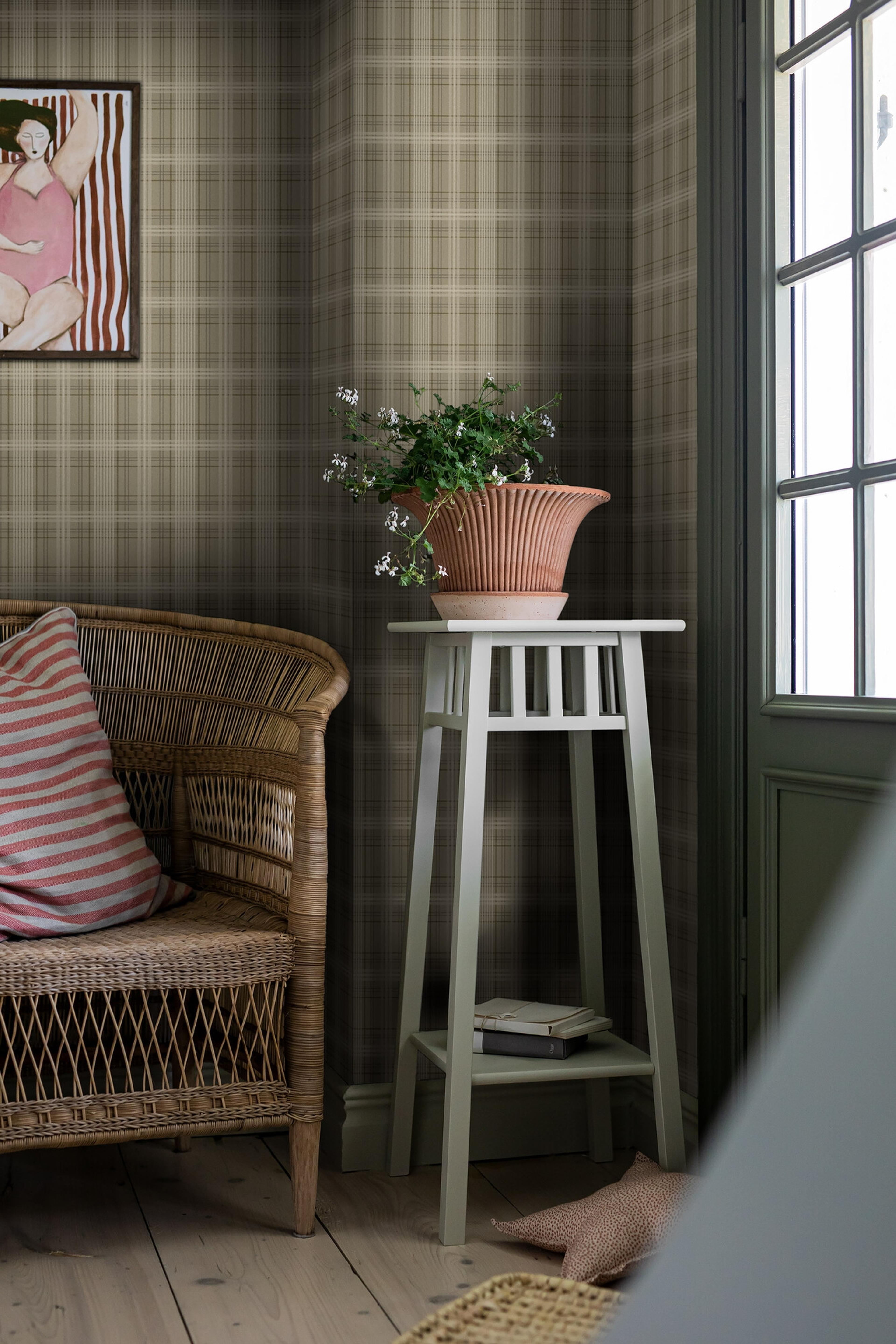 Tailor´s Tweed rutor i olivgrönt tapet med rutigt mönster i grön. Från kollektionen Cottage Garden. Nonwoven-material med rak passning. Country-stil. Passar i vardagsrum, matsal och hall.