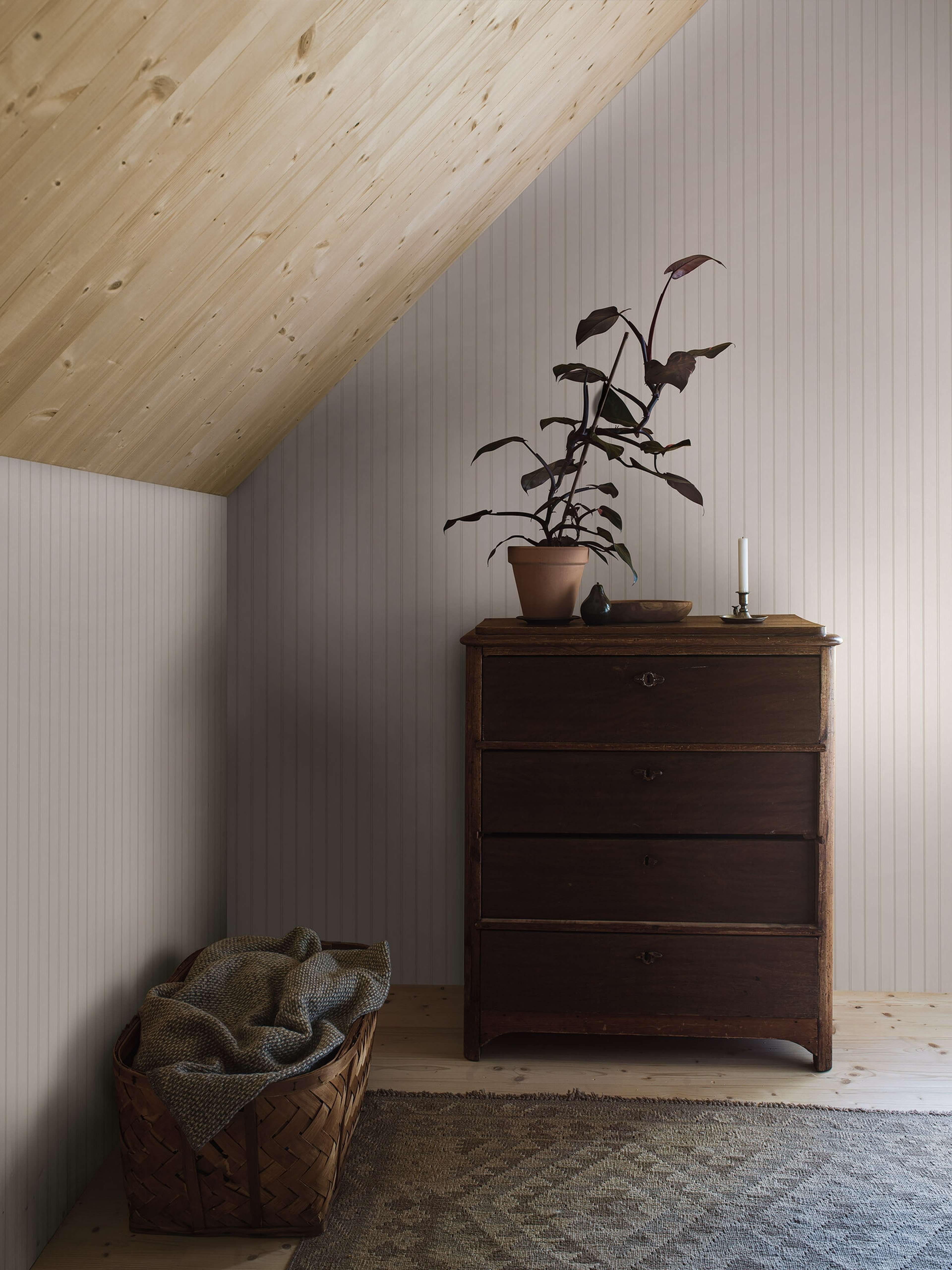 Woodland Stripe tapet med randigt mönster i vit. Från kollektionen Woodland. Nonwoven-material.