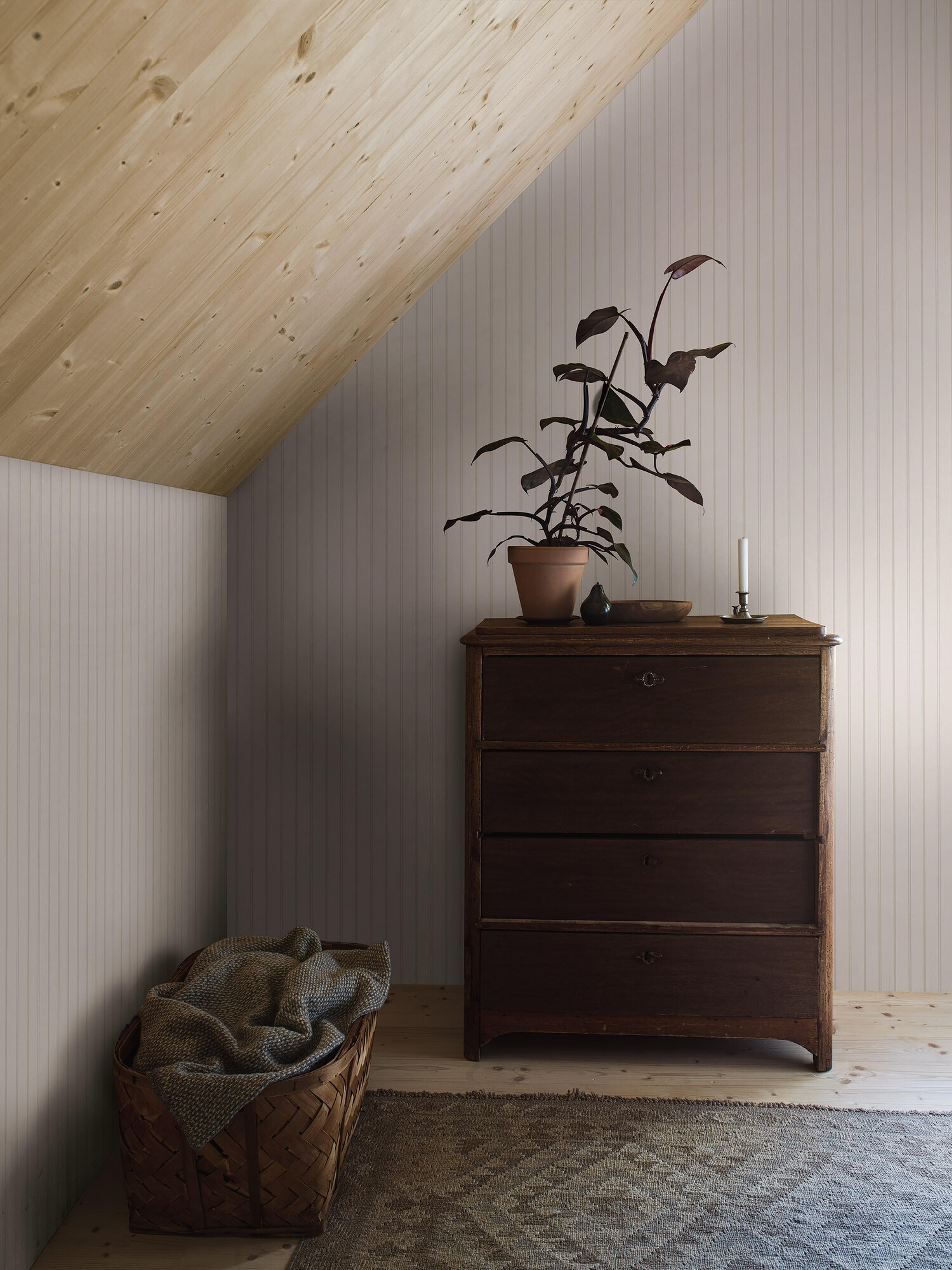 Woodland Stripe tapet med randigt mönster i vit. Från kollektionen Woodland. Nonwoven-material.