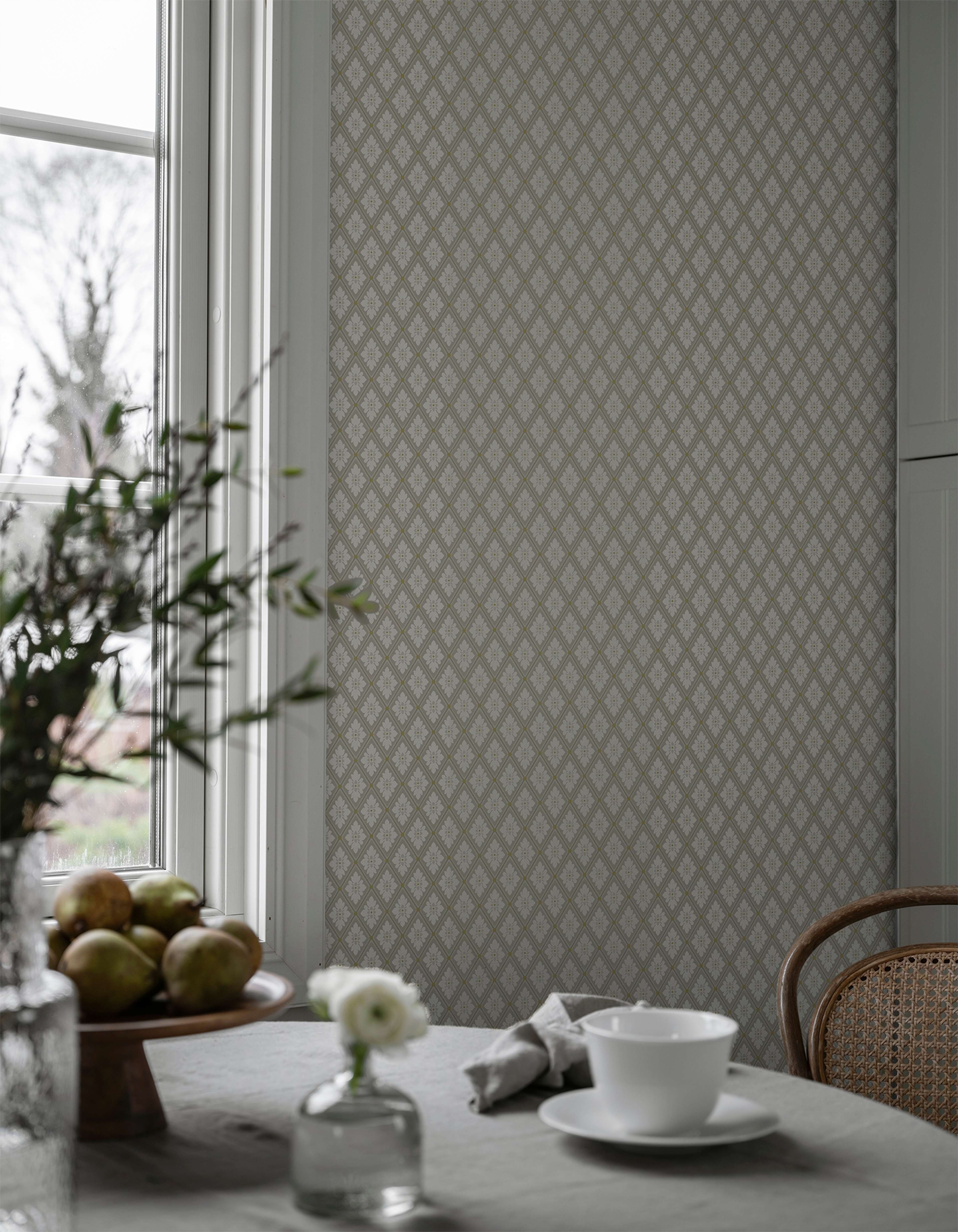 Selma Beige tapet med rutigt mönster i beige. Från kollektionen Flora. Nonwoven-material med rak passning.