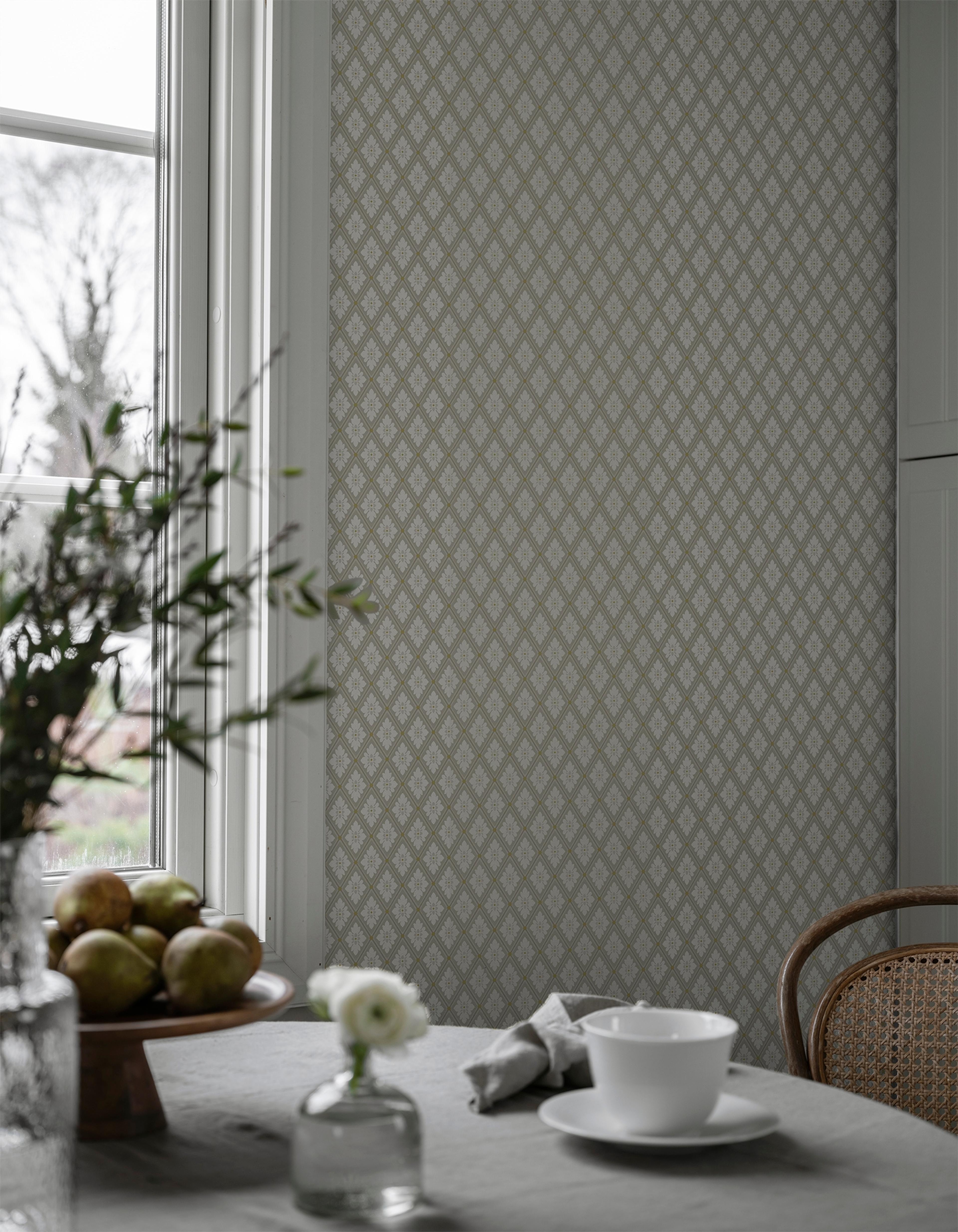 Selma Beige tapet med rutigt mönster i beige. Från kollektionen Flora. Nonwoven-material med rak passning.