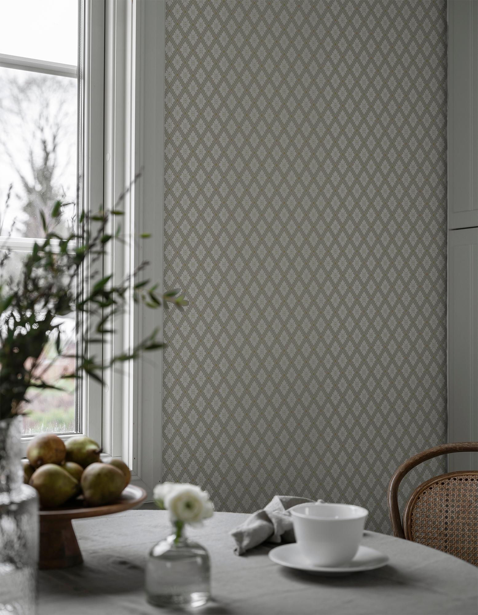Selma Beige tapet med rutigt mönster i beige. Från kollektionen Flora. Nonwoven-material med rak passning.