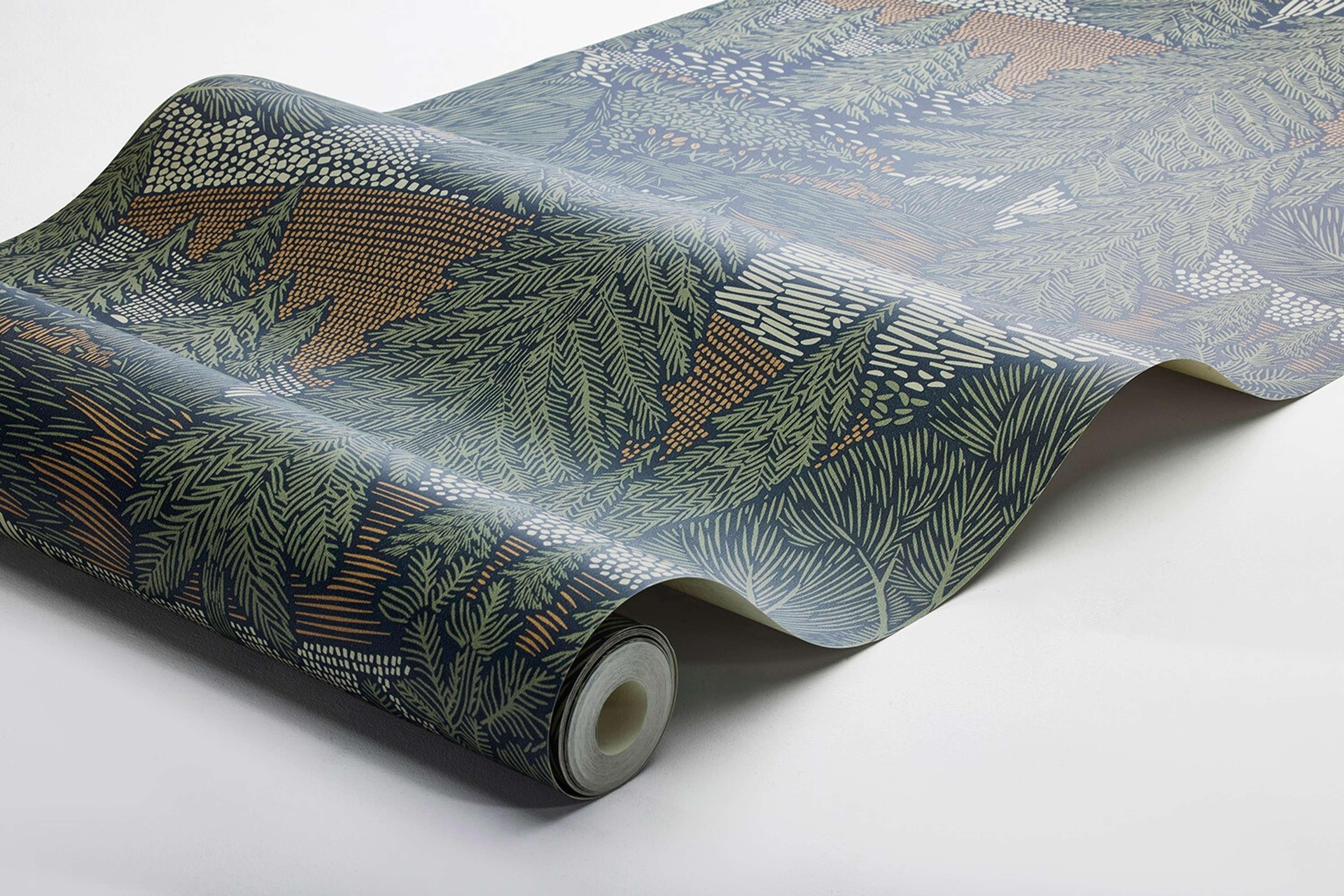 Northern Forest tapet med botaniskt mönster i grön. Från kollektionen Woodland. Nonwoven-material med förskjuten passning.