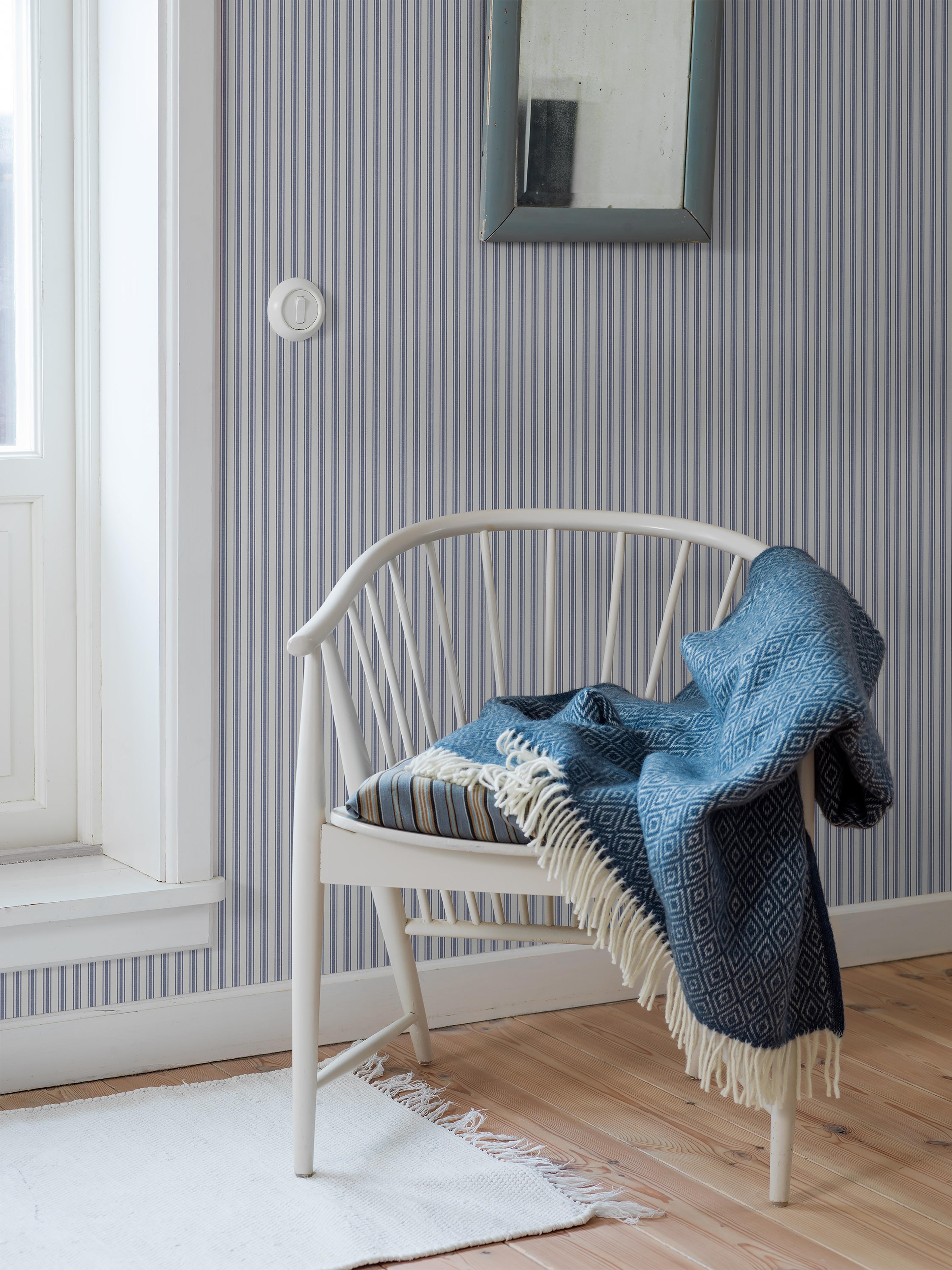 Aspö Stripe tapet från Boråstapeter med randigt mönster i blå. Från kollektionen Marstrand II. Nonwoven-material. Passar i vardagsrum, matsal och arbetsrum.