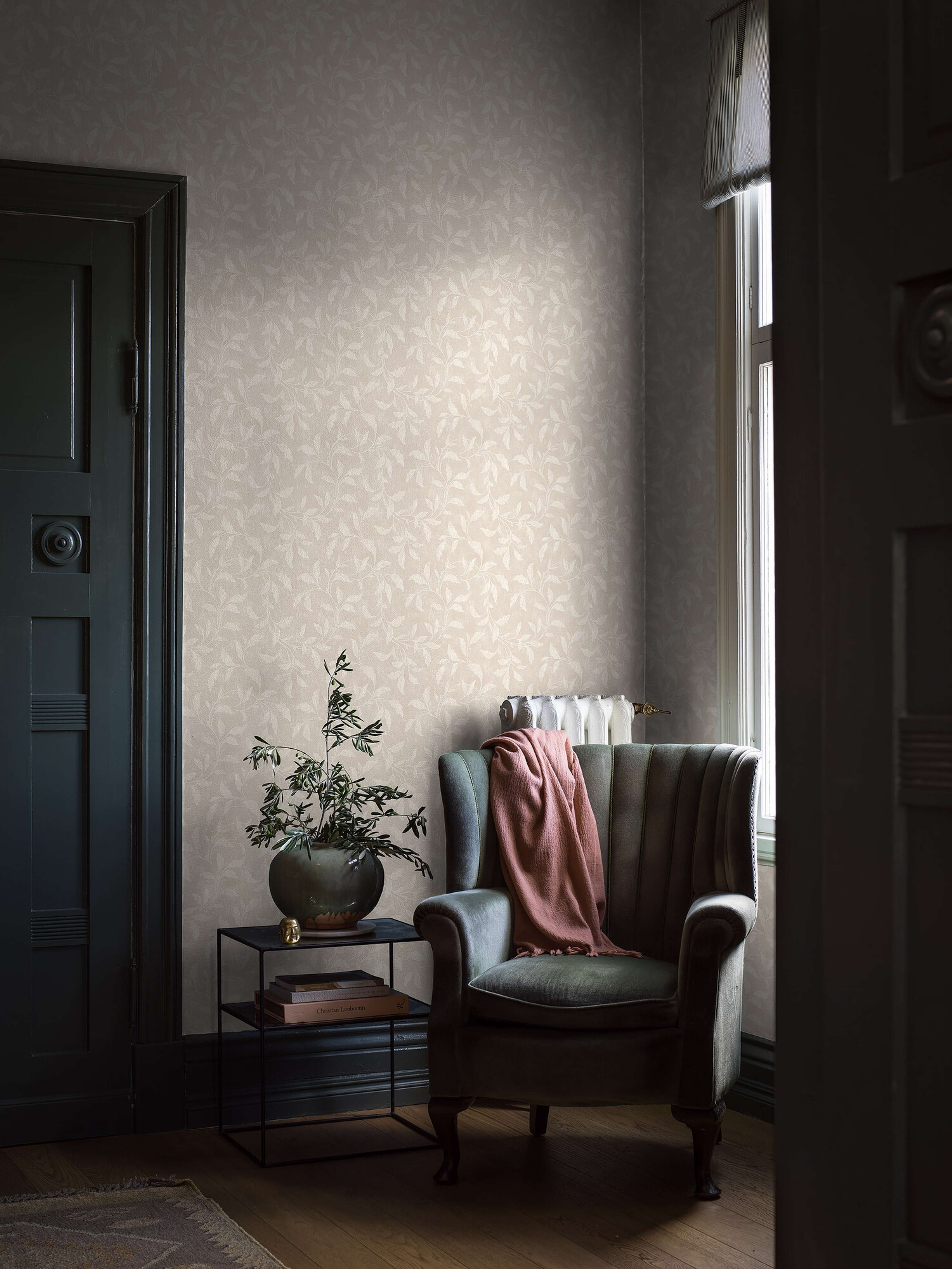 Rosewood Night tapet tapet från Boråstapeter med botaniskt mönster i beige. Från kollektionen Dreamy Escape. Nonwoven-material med rak passning. Passar i vardagsrum och matsal.