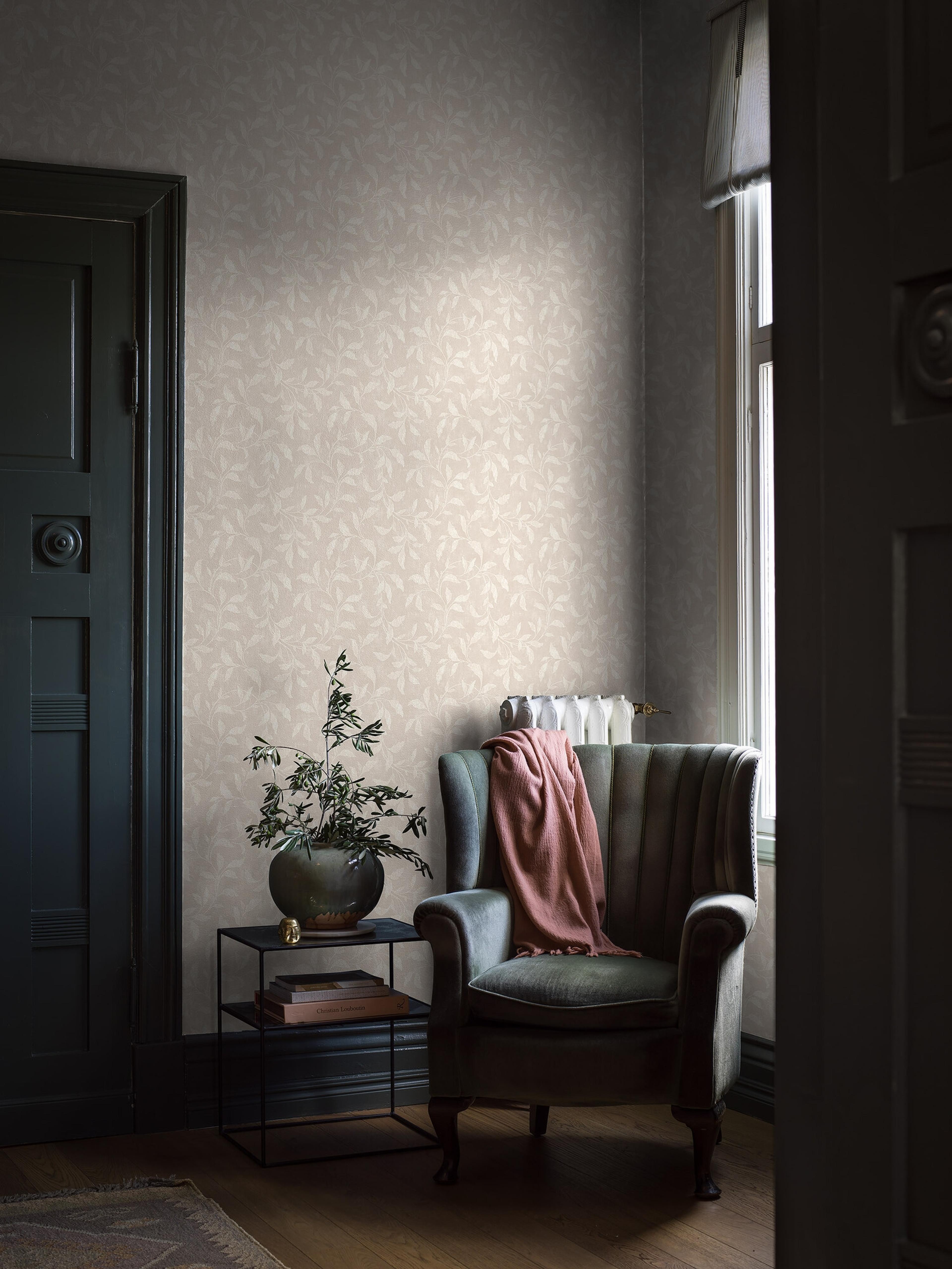 Rosewood Night tapet tapet från Boråstapeter med botaniskt mönster i beige. Från kollektionen Dreamy Escape. Nonwoven-material med rak passning. Passar i vardagsrum och matsal.