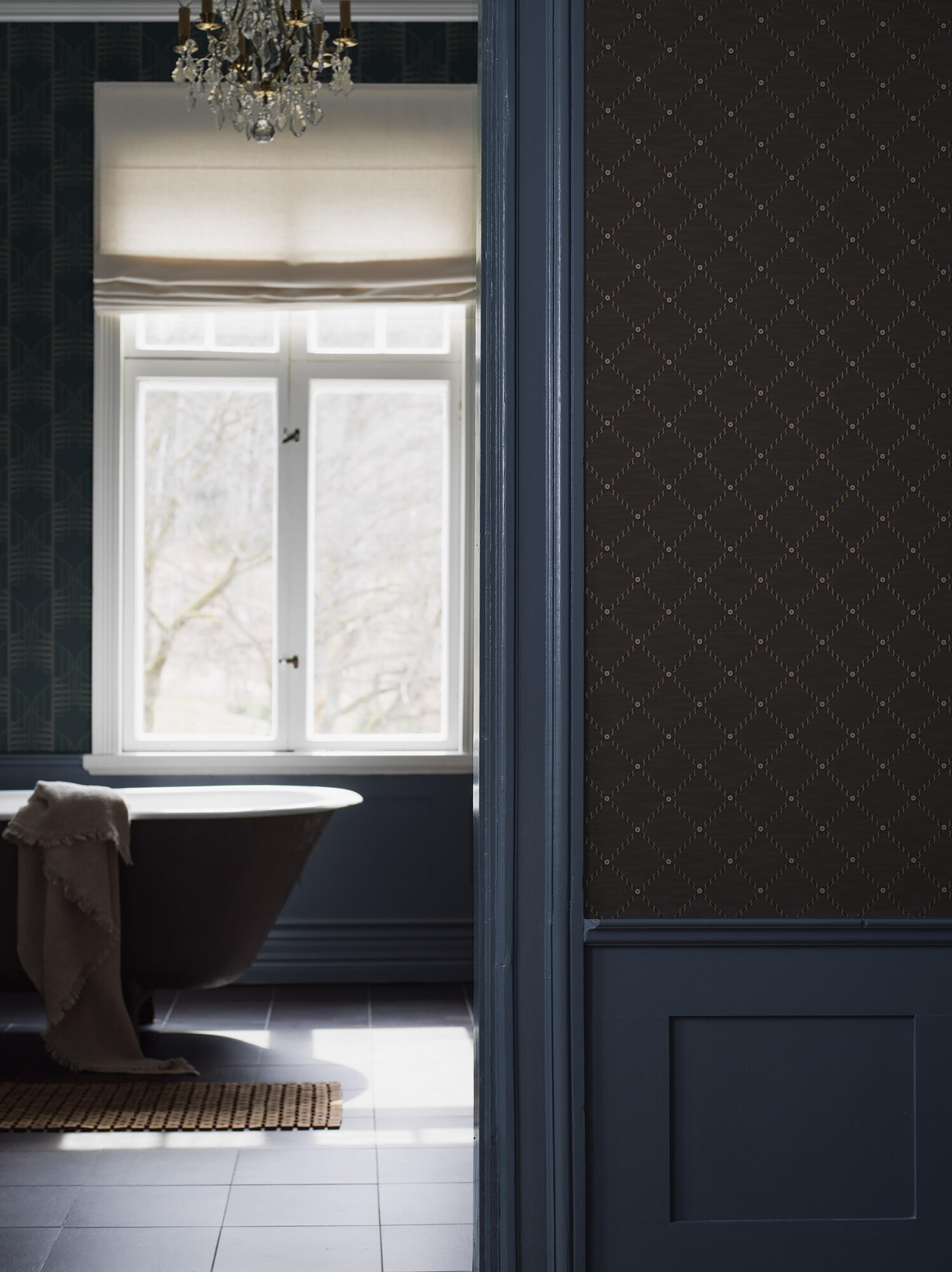 Golden Trellis brun rutmönster med guldskimmer tapet med rutigt, trellis mönster i brun. Från kollektionen Treasured. Nonwoven-material med rak passning. Passar i kök, hall och arbetsrum.