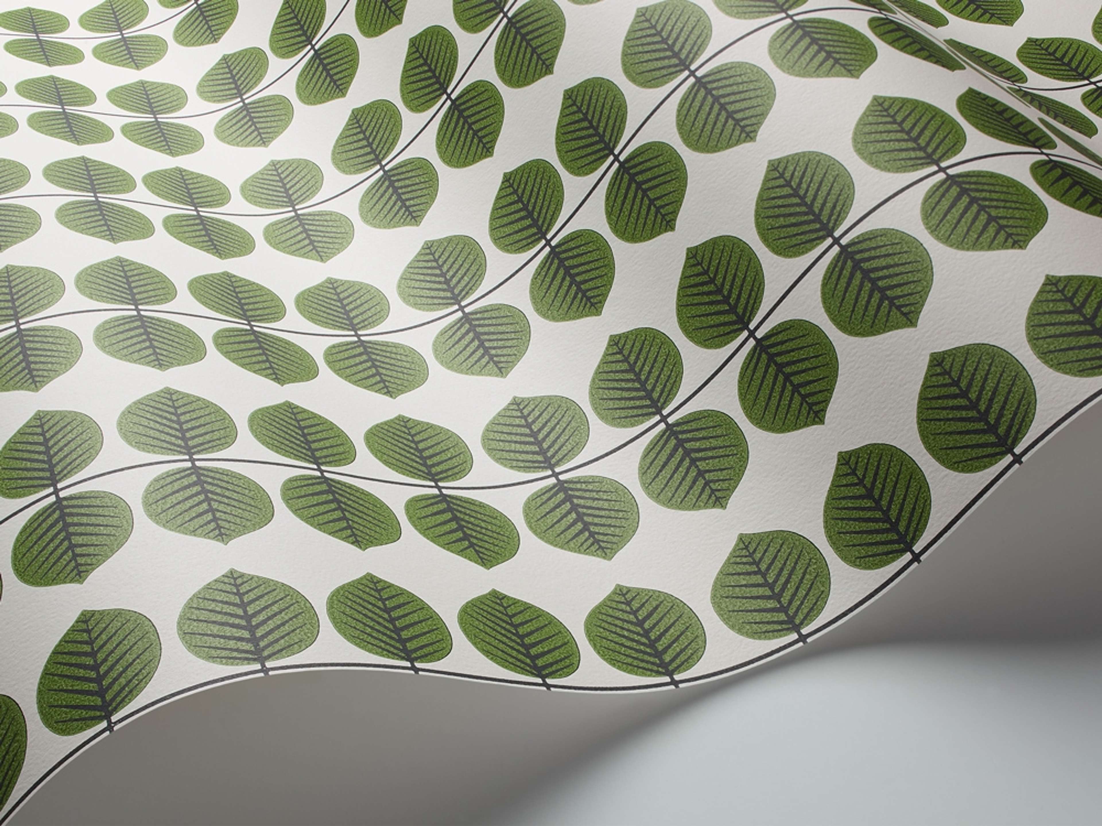 Berså, grön tapet från Boråstapeter med grafiskt, retro mönster i vit och grön. Från kollektionen Scandinavian Designers II. Nonwoven-material med rak passning. Vintage-stil.