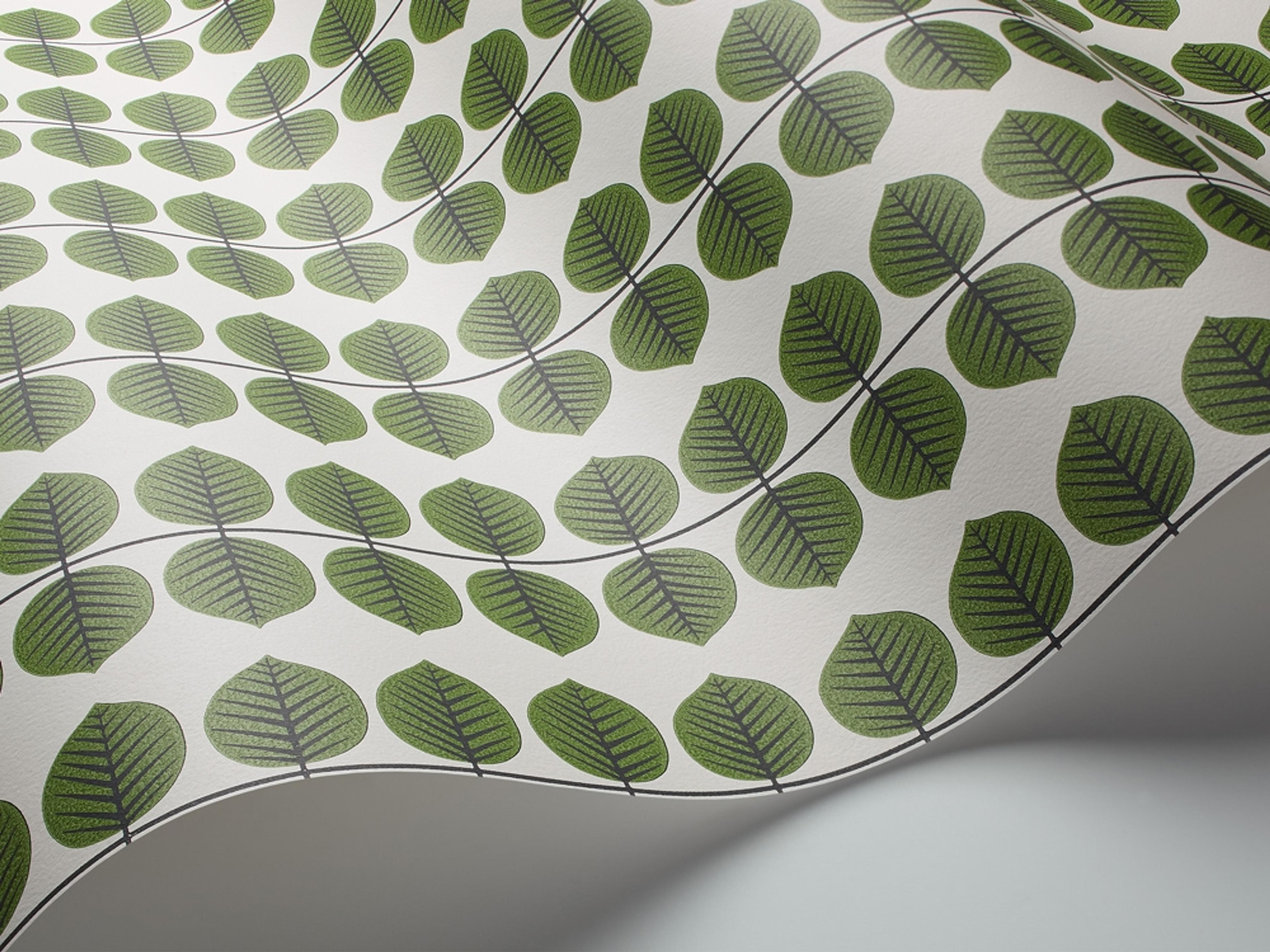 Berså, grön tapet från Boråstapeter med grafiskt, retro mönster i vit och grön. Från kollektionen Scandinavian Designers II. Nonwoven-material med rak passning. Vintage-stil.