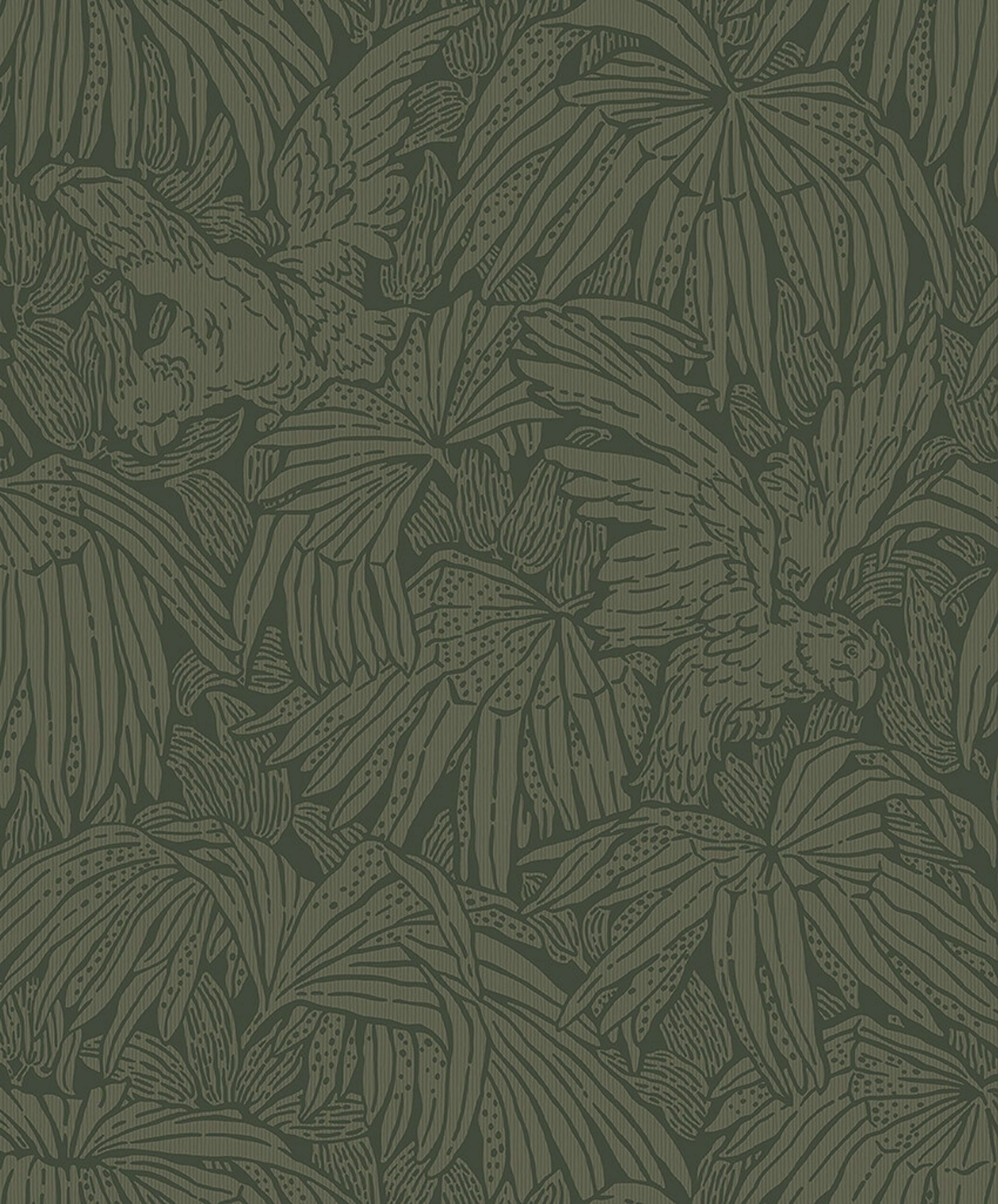 Hidden Parrot grön tapet med djur, botaniskt mönster i grön. Från kollektionen Treasured. Nonwoven-material med förskjuten passning. Passar i kök, hall och arbetsrum.