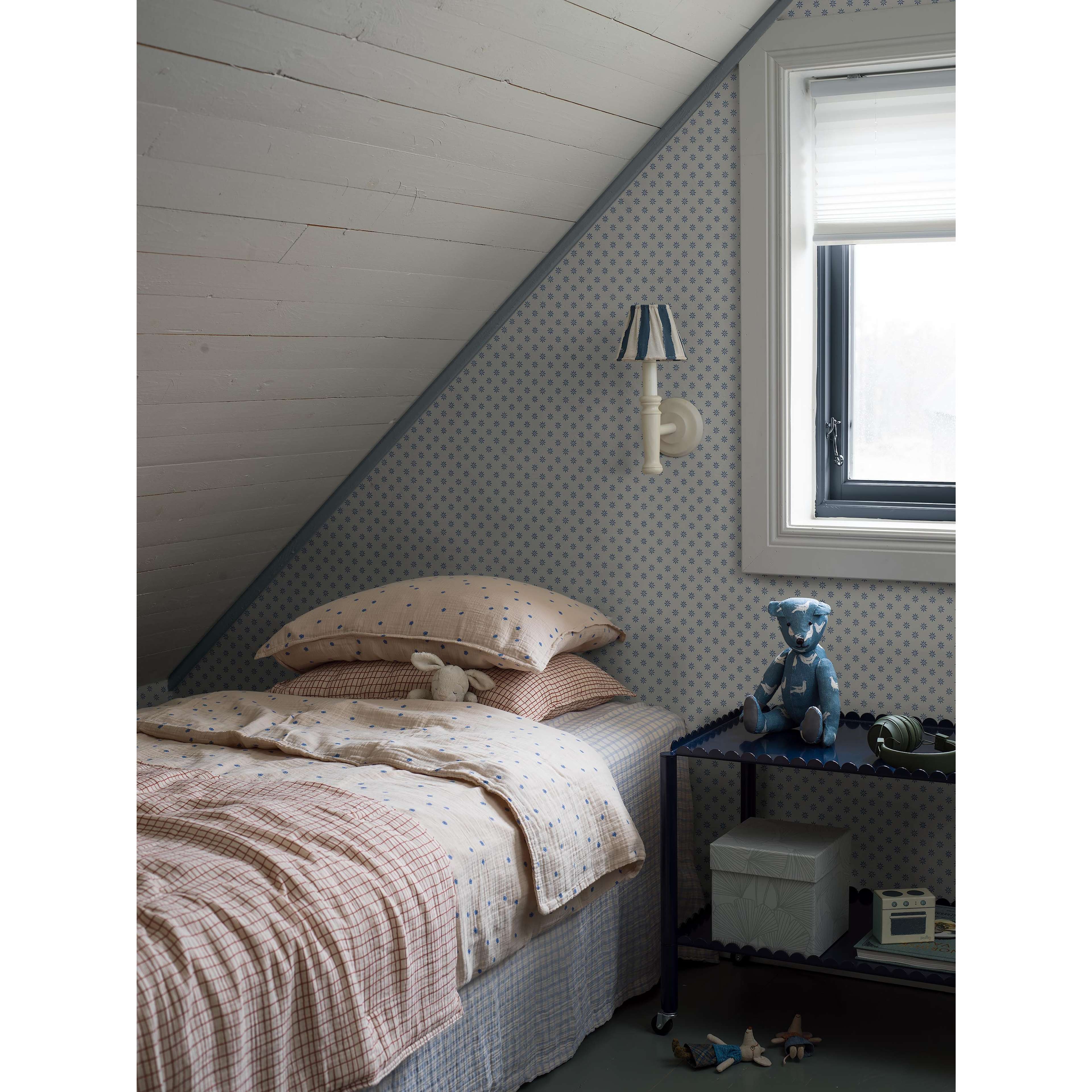 Skogsstjärna ljusblå, tapet tapet med småmönstrat, blommigt mönster i blå. Från kollektionen Nordic Folk. Nonwoven-material med rak passning. Passar i tonårsrum och sovrum.