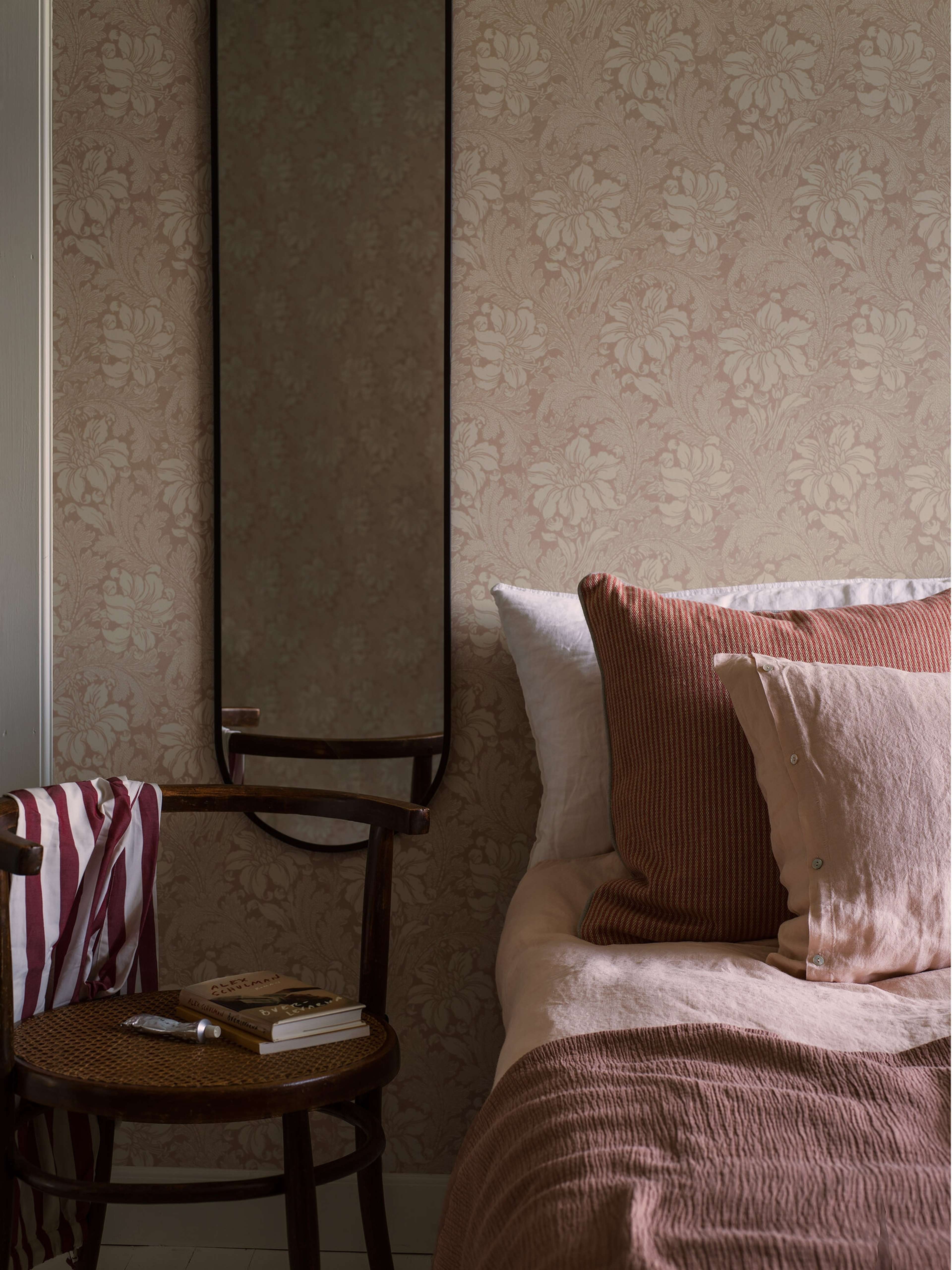 Acanthus storblommig, beige/dovt rosa tapet med blommigt mönster i rosa. Från kollektionen Vårt Arkiv. Nonwoven-material med rak passning.