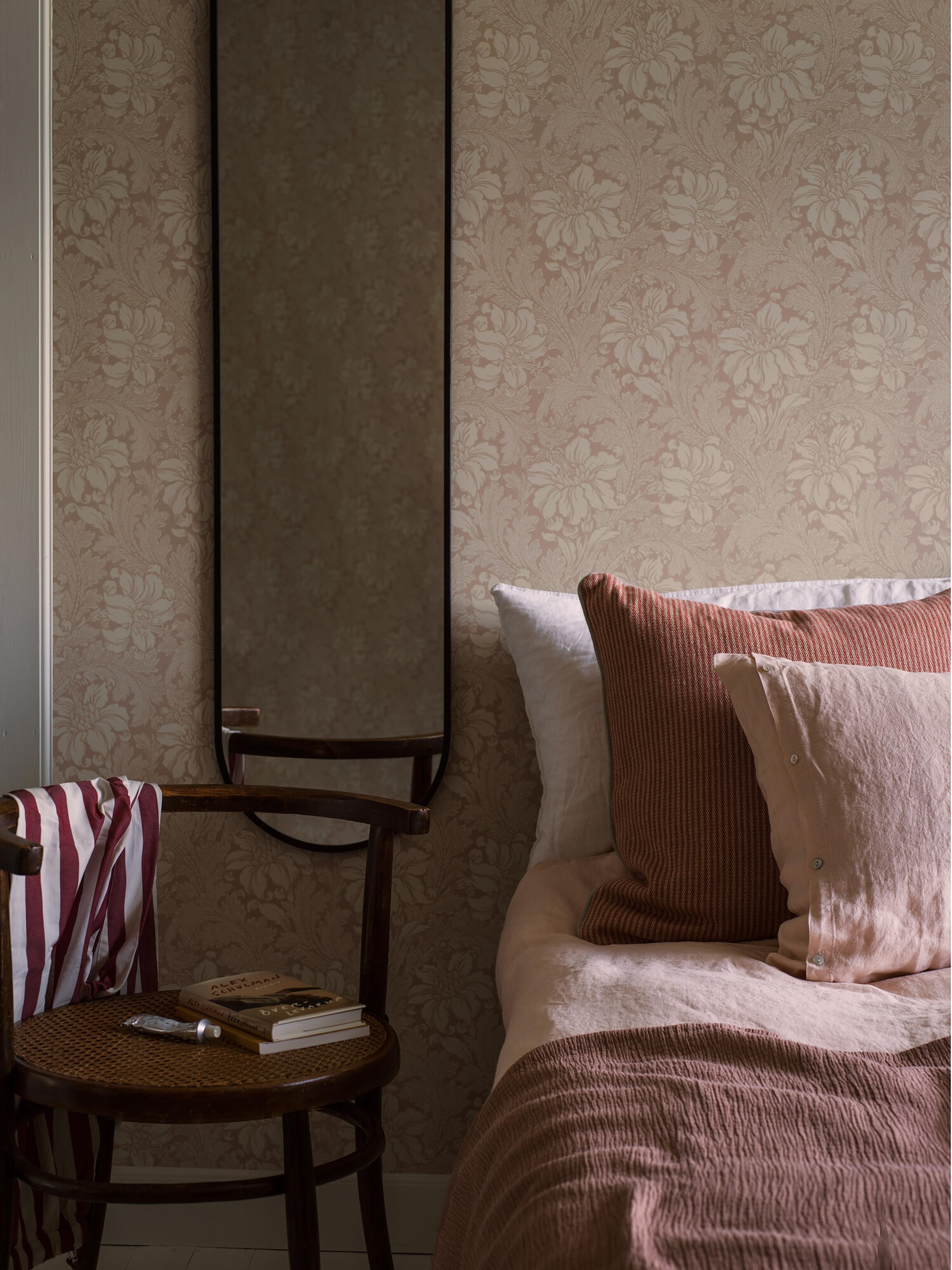 Acanthus storblommig, beige/dovt rosa tapet med blommigt mönster i rosa. Från kollektionen Vårt Arkiv. Nonwoven-material med rak passning.