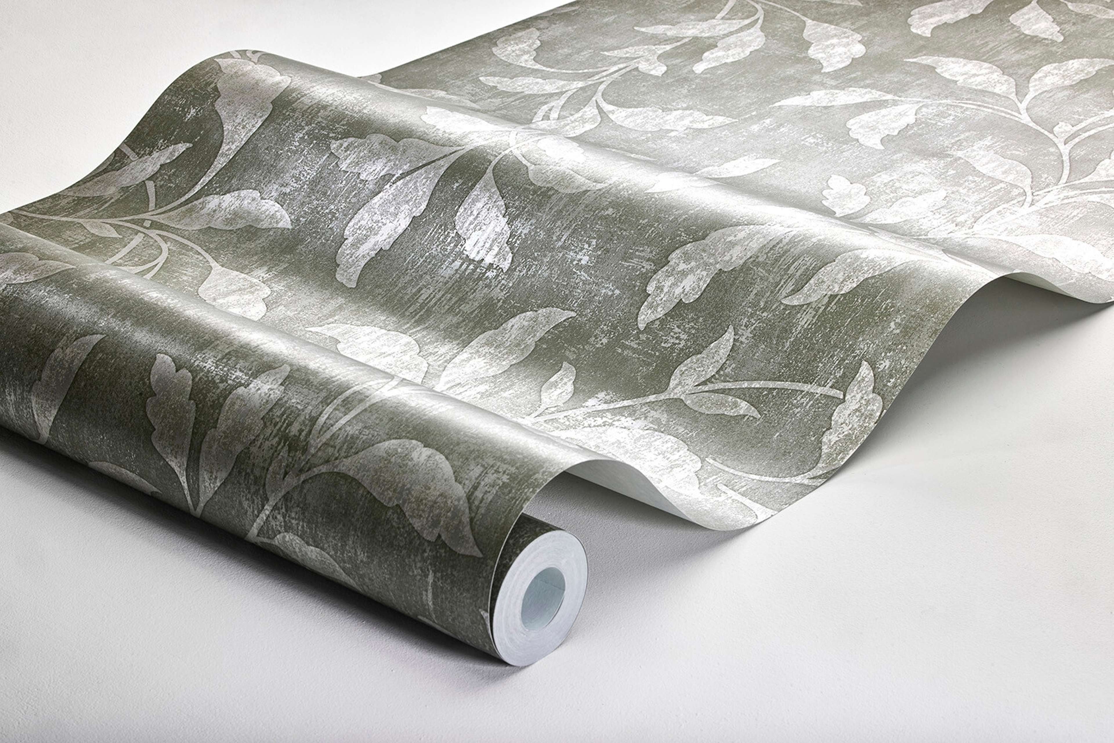 Rosewood Night tapet tapet med botaniskt mönster i grön. Från kollektionen Dreamy Escape. Nonwoven-material med rak passning. Passar i vardagsrum och matsal.