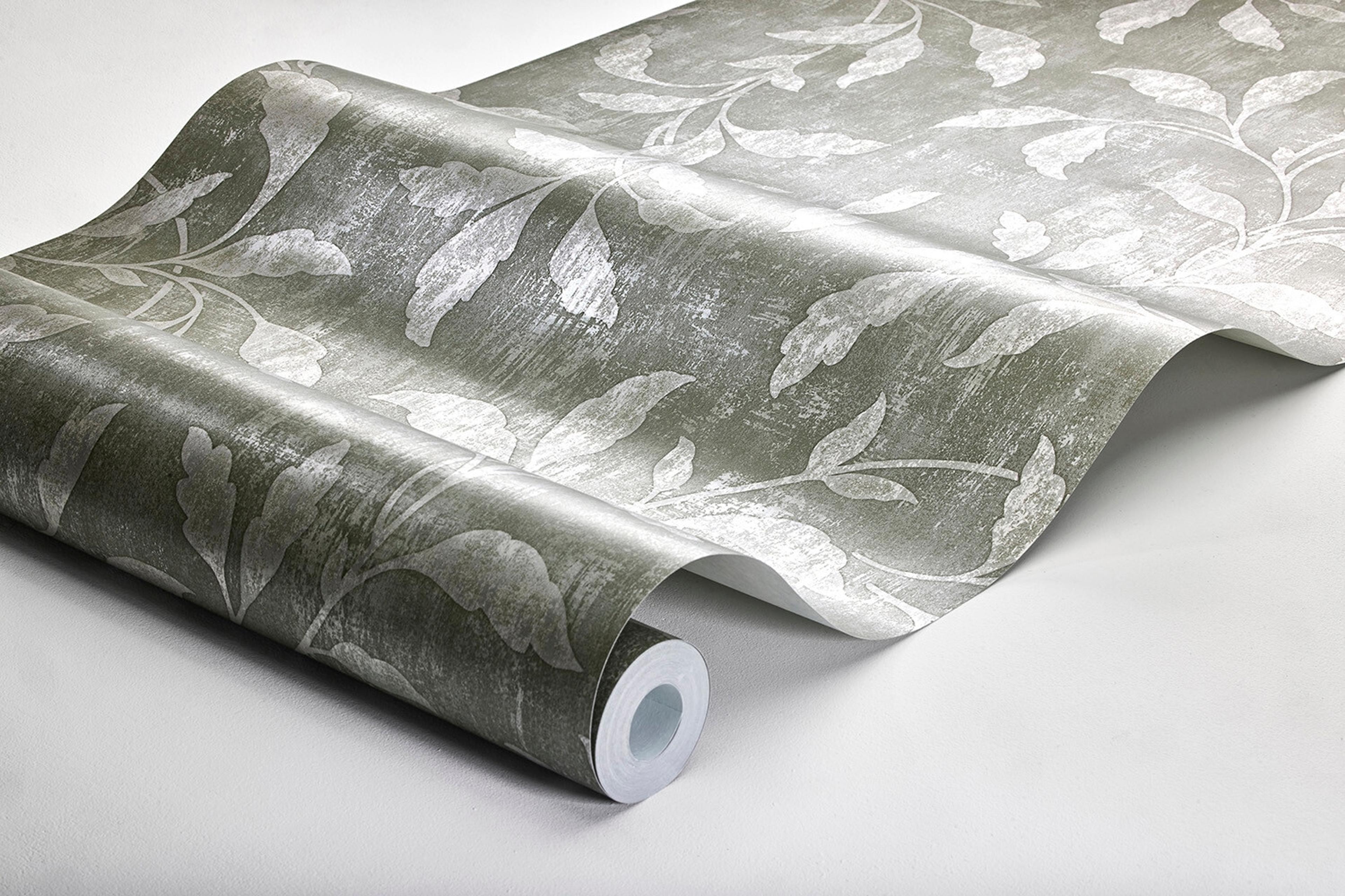 Rosewood Night tapet tapet med botaniskt mönster i grön. Från kollektionen Dreamy Escape. Nonwoven-material med rak passning. Passar i vardagsrum och matsal.