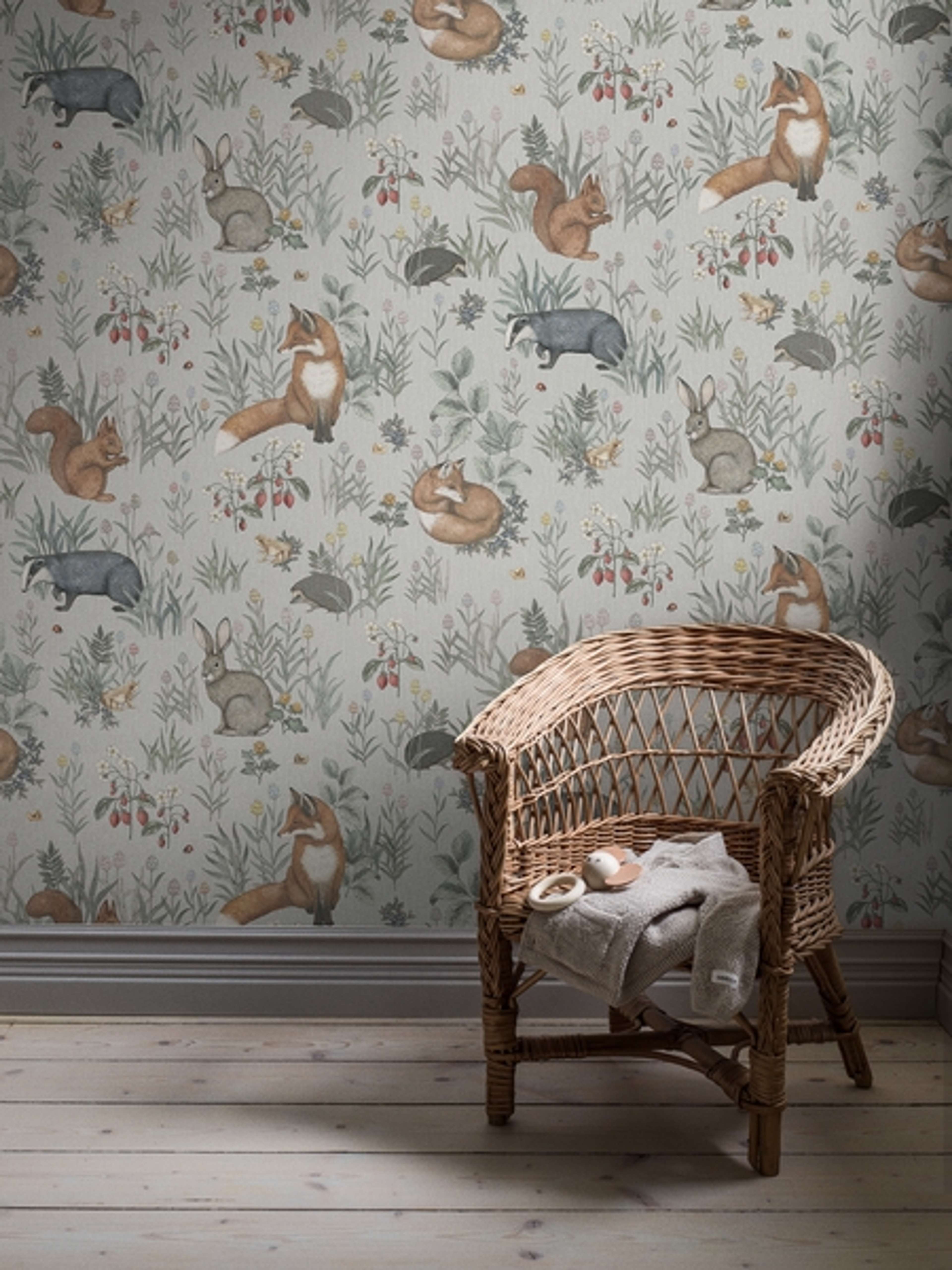 Forest Friends mural, grå tapet från Boråstapeter med lekfullt mönster i grå. Från kollektionen Newbie Wallpaper. Nonwoven-material med rak passning. Passar i barnrum.