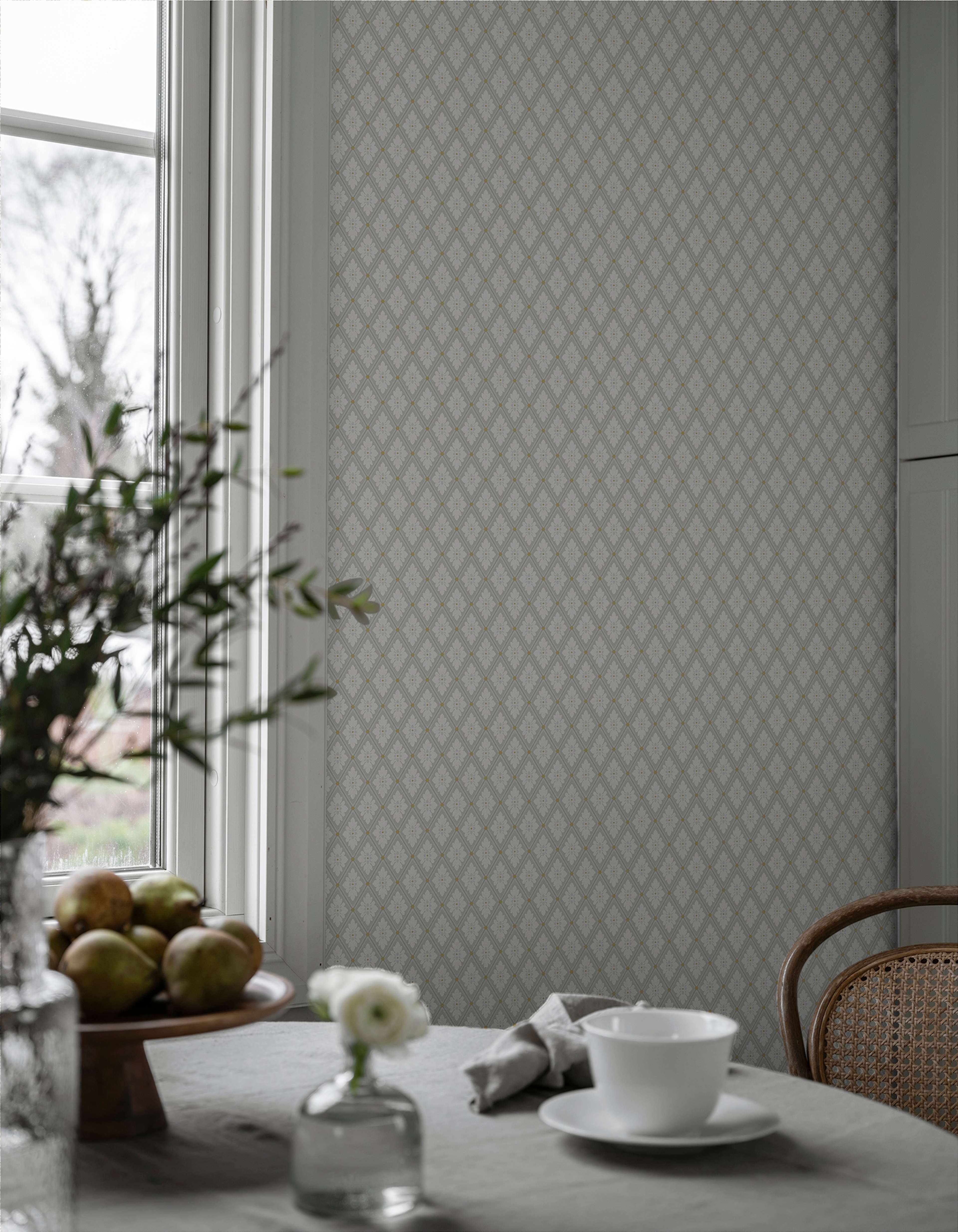 Selma Grå tapet med rutigt mönster i grå. Från kollektionen Flora. Nonwoven-material med rak passning.