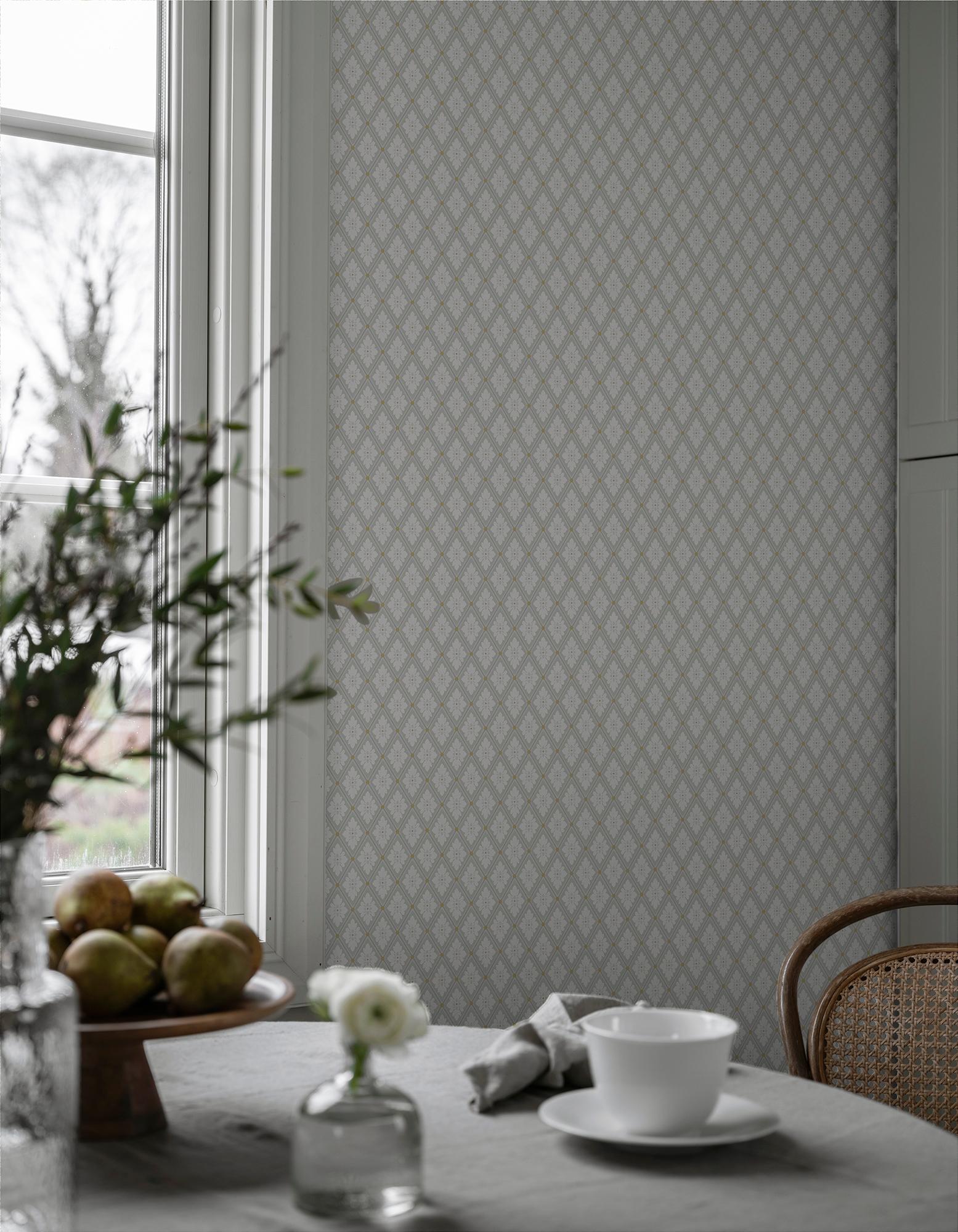 Selma Grå tapet med rutigt mönster i grå. Från kollektionen Flora. Nonwoven-material med rak passning.