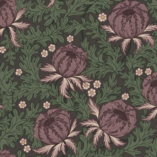 Arthur tapet från Midbec med botaniskt mönster i lila och grön. Från kollektionen Havsblick. Nonwoven-material med förskjuten passning.