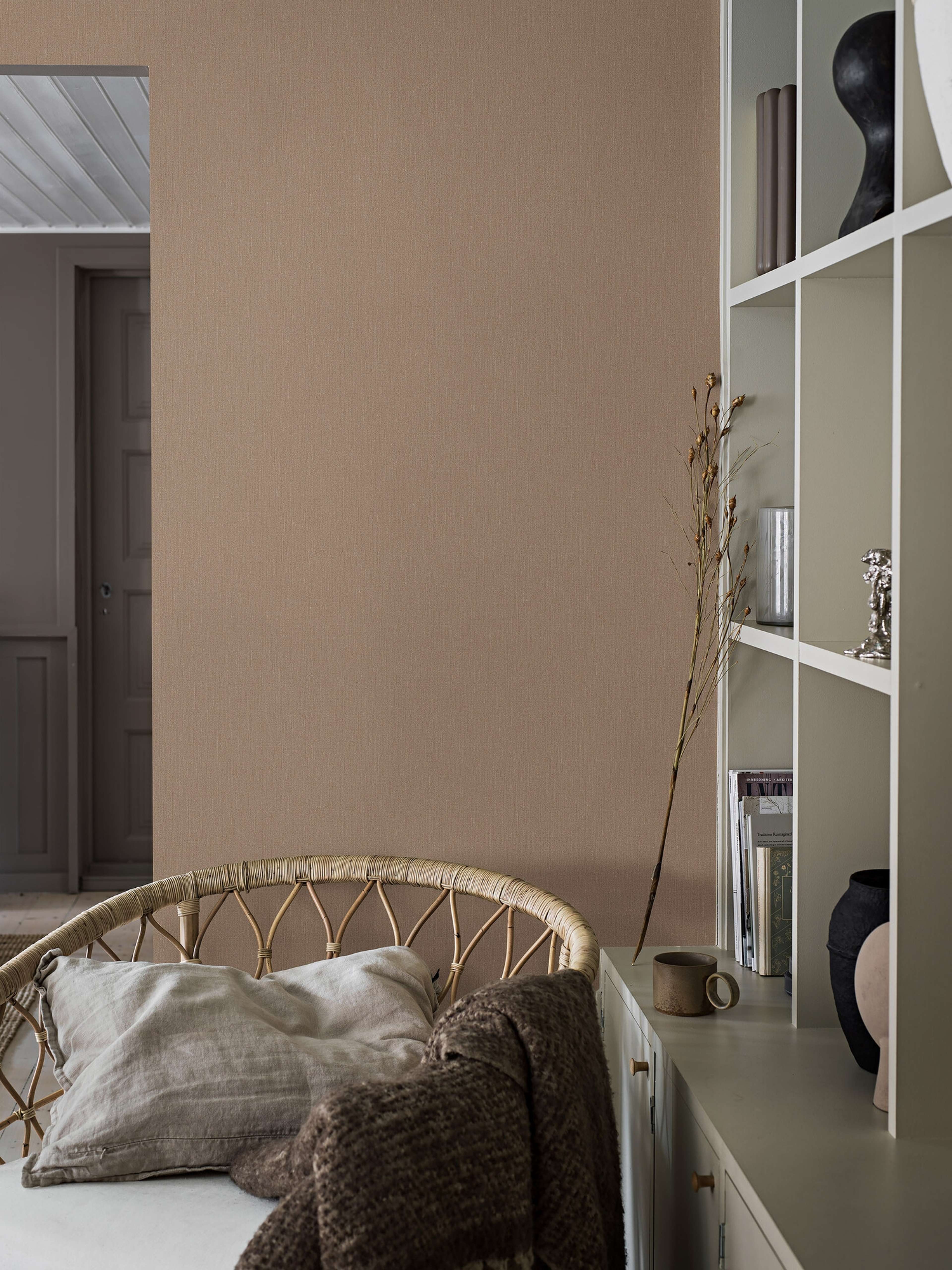 Terracotta Linen tapet med enfargat, textilimitation mönster i röd. Från kollektionen Linen. Nonwoven-material. Passar i vardagsrum och matsal.