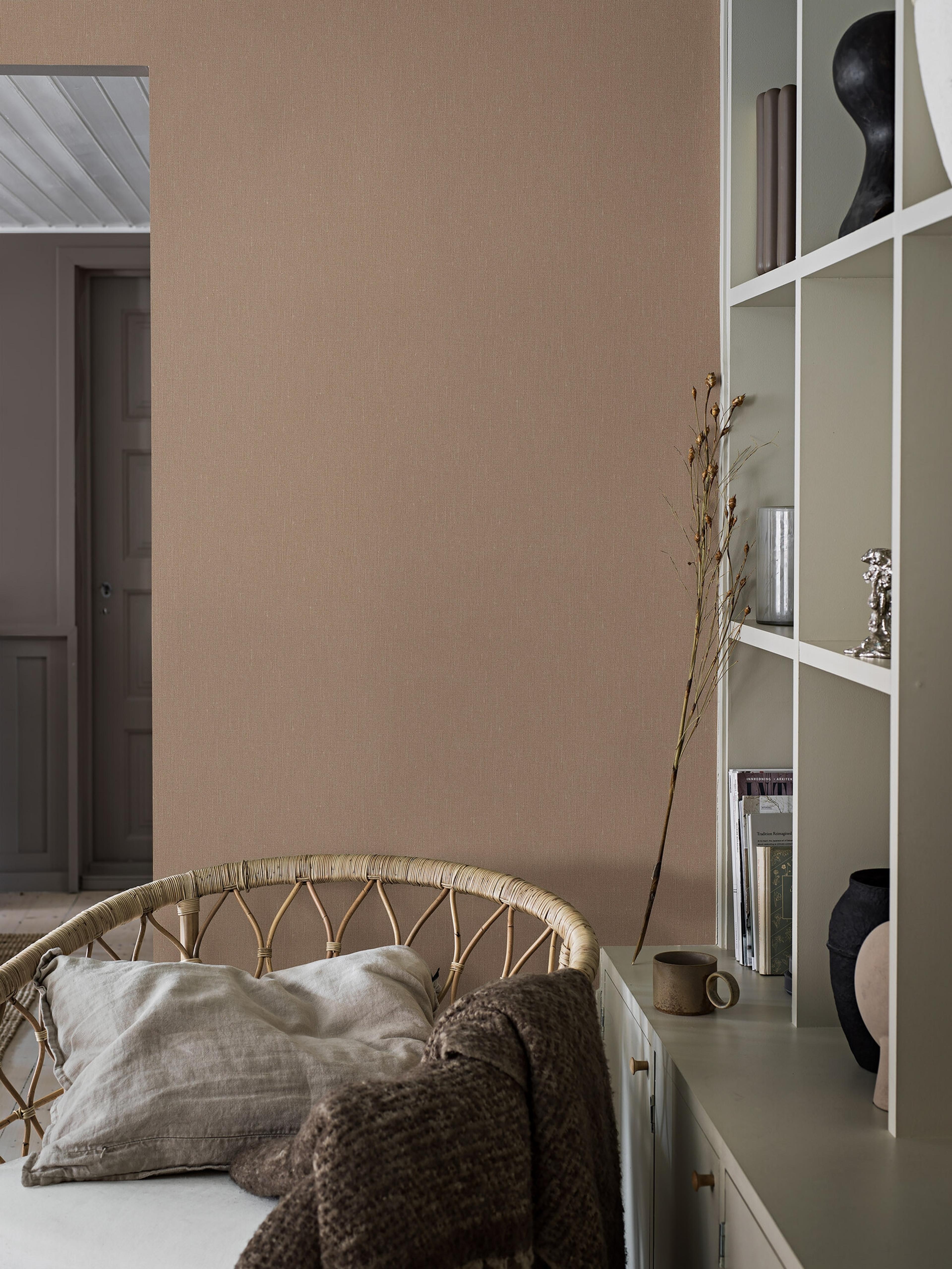 Terracotta Linen tapet med enfargat, textilimitation mönster i röd. Från kollektionen Linen. Nonwoven-material. Passar i vardagsrum och matsal.