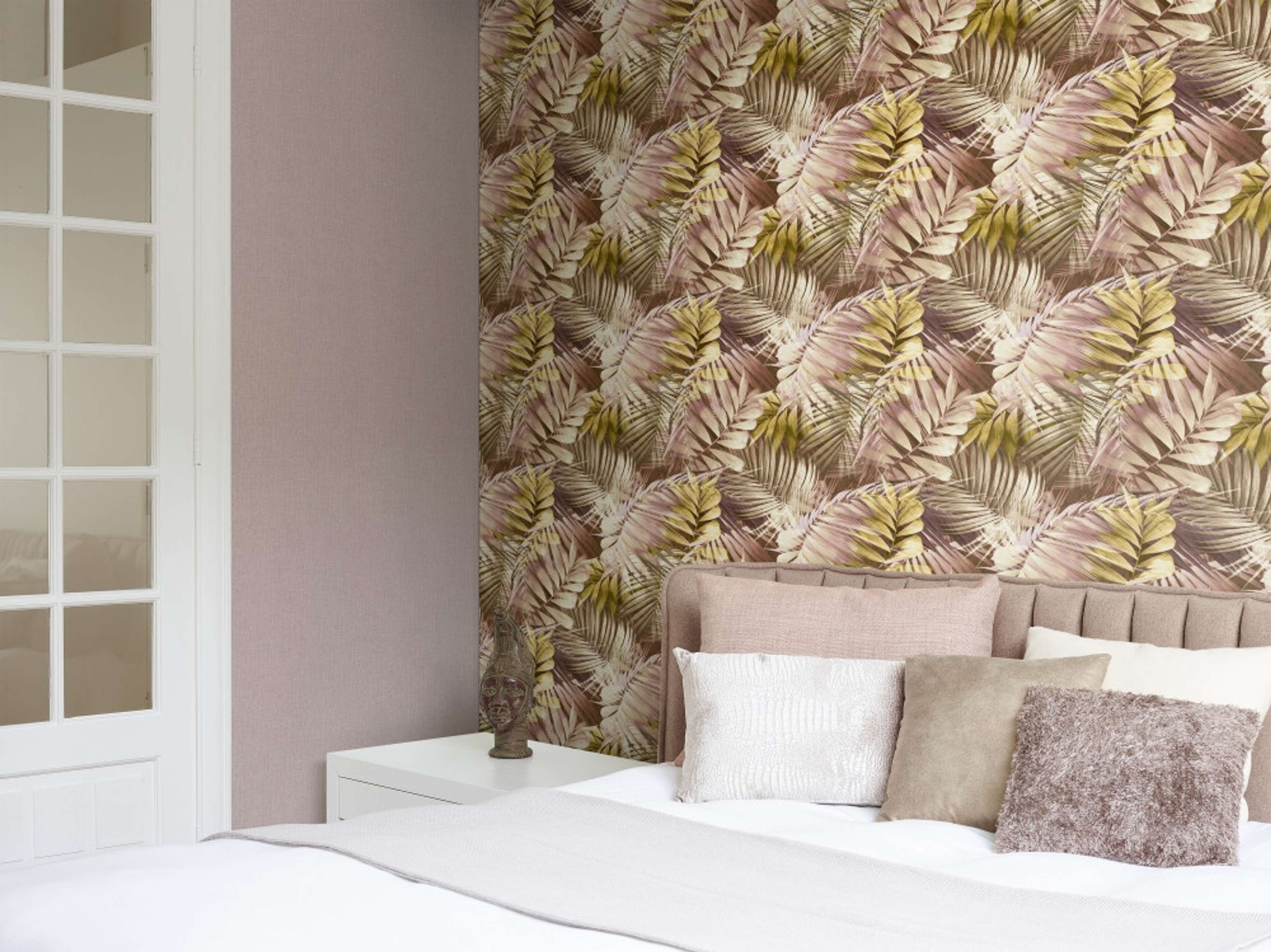 Antigua palm tapet med djur, botaniskt mönster i rosa. Från kollektionen Malika. Nonwoven-material med rak passning. Passar i vardagsrum och matsal.