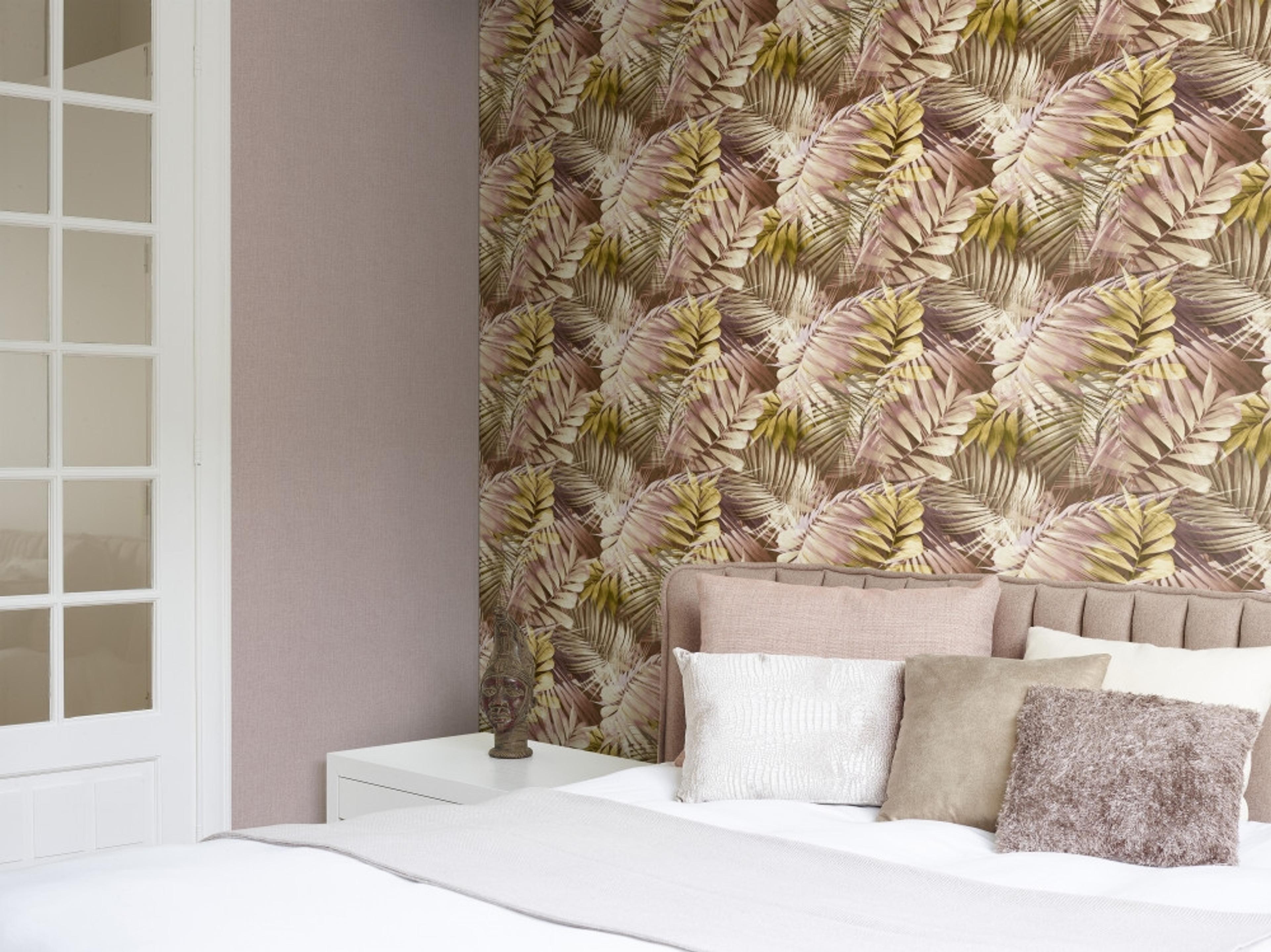 Antigua palm tapet med djur, botaniskt mönster i rosa. Från kollektionen Malika. Nonwoven-material med rak passning. Passar i vardagsrum och matsal.