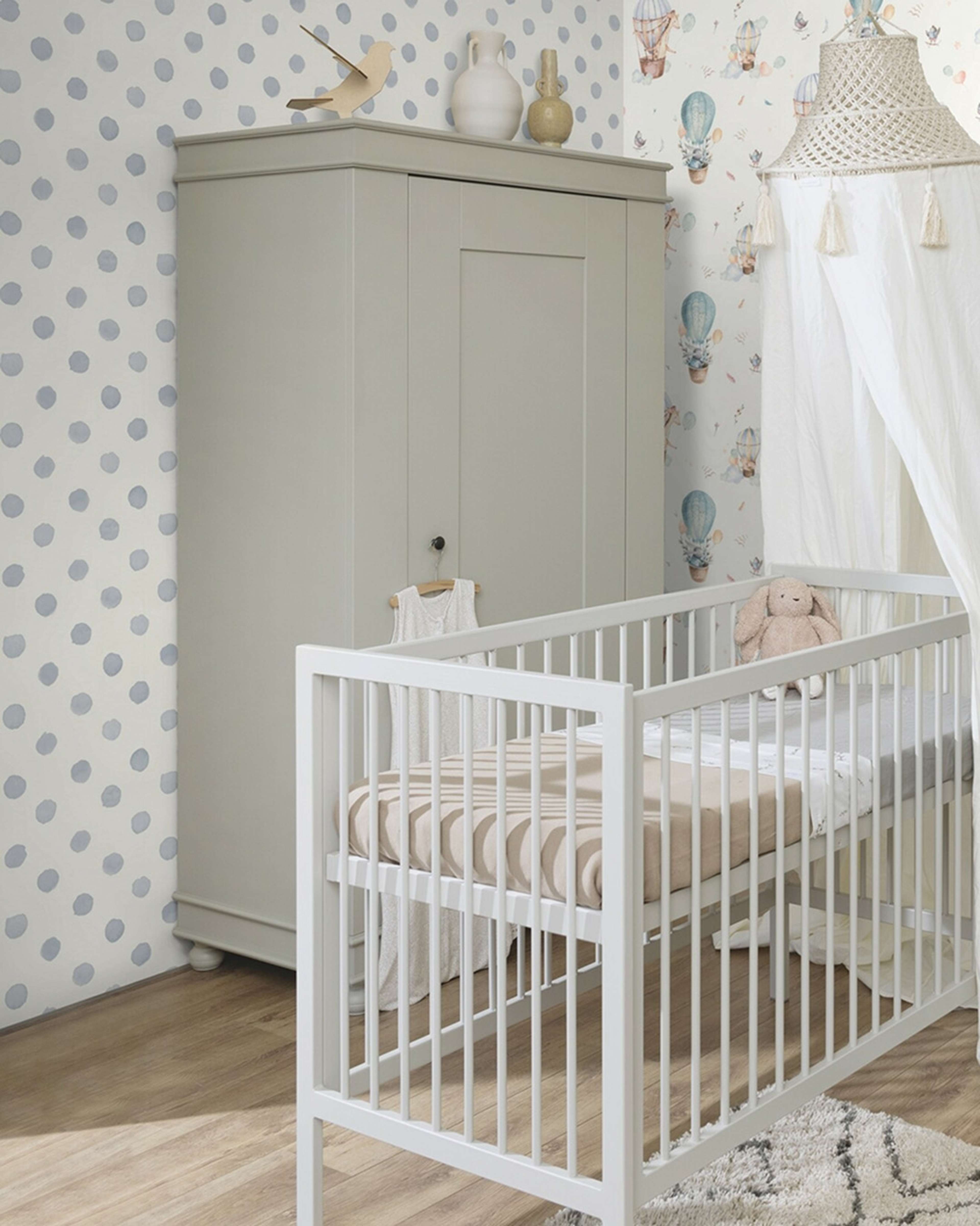 Kids World tapet med djur, lekfullt mönster i vit. Från kollektionen Kids World. Nonwoven-material med förskjuten passning. Passar i barnrum.