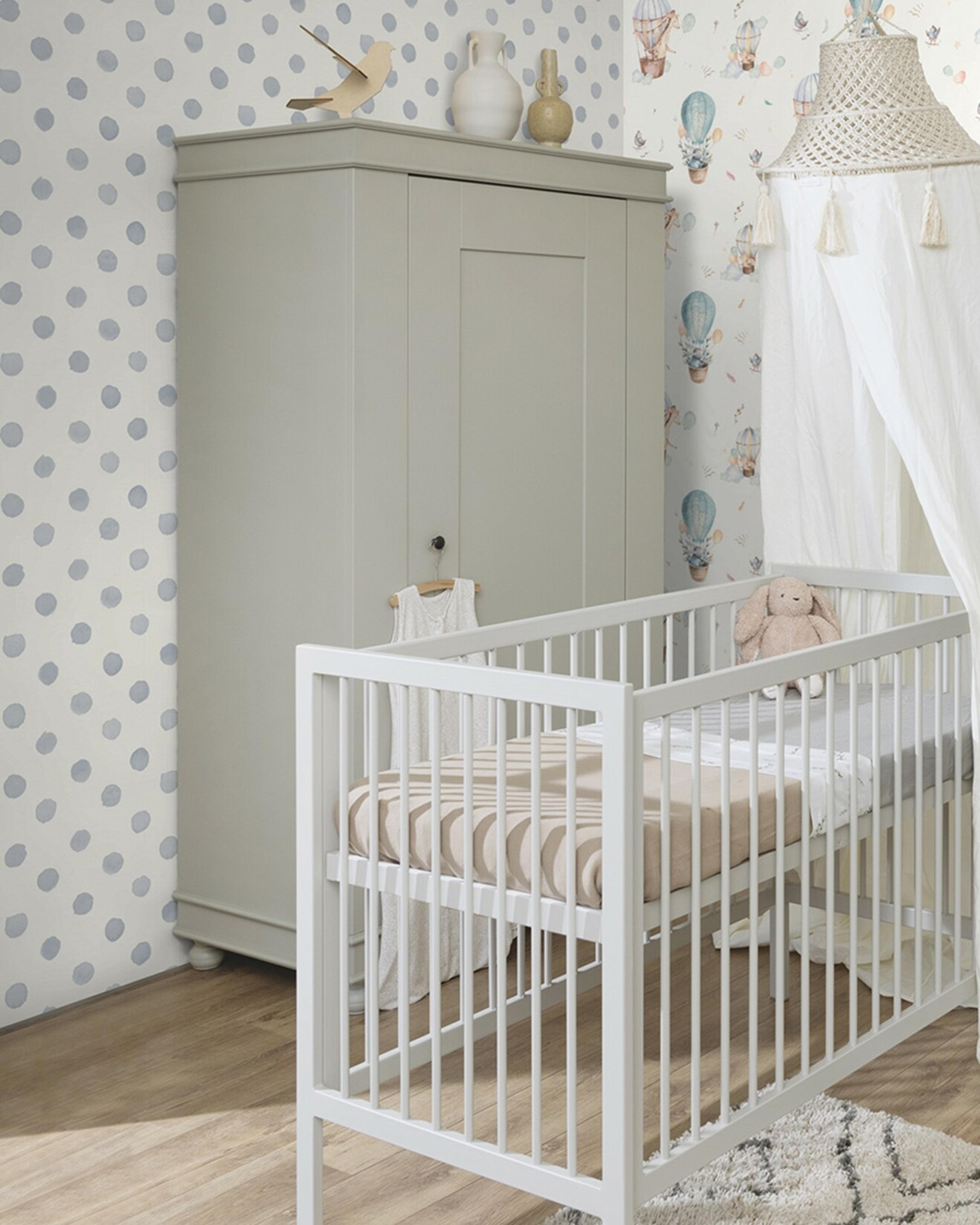 Kids World tapet med djur, lekfullt mönster i vit. Från kollektionen Kids World. Nonwoven-material med förskjuten passning. Passar i barnrum.