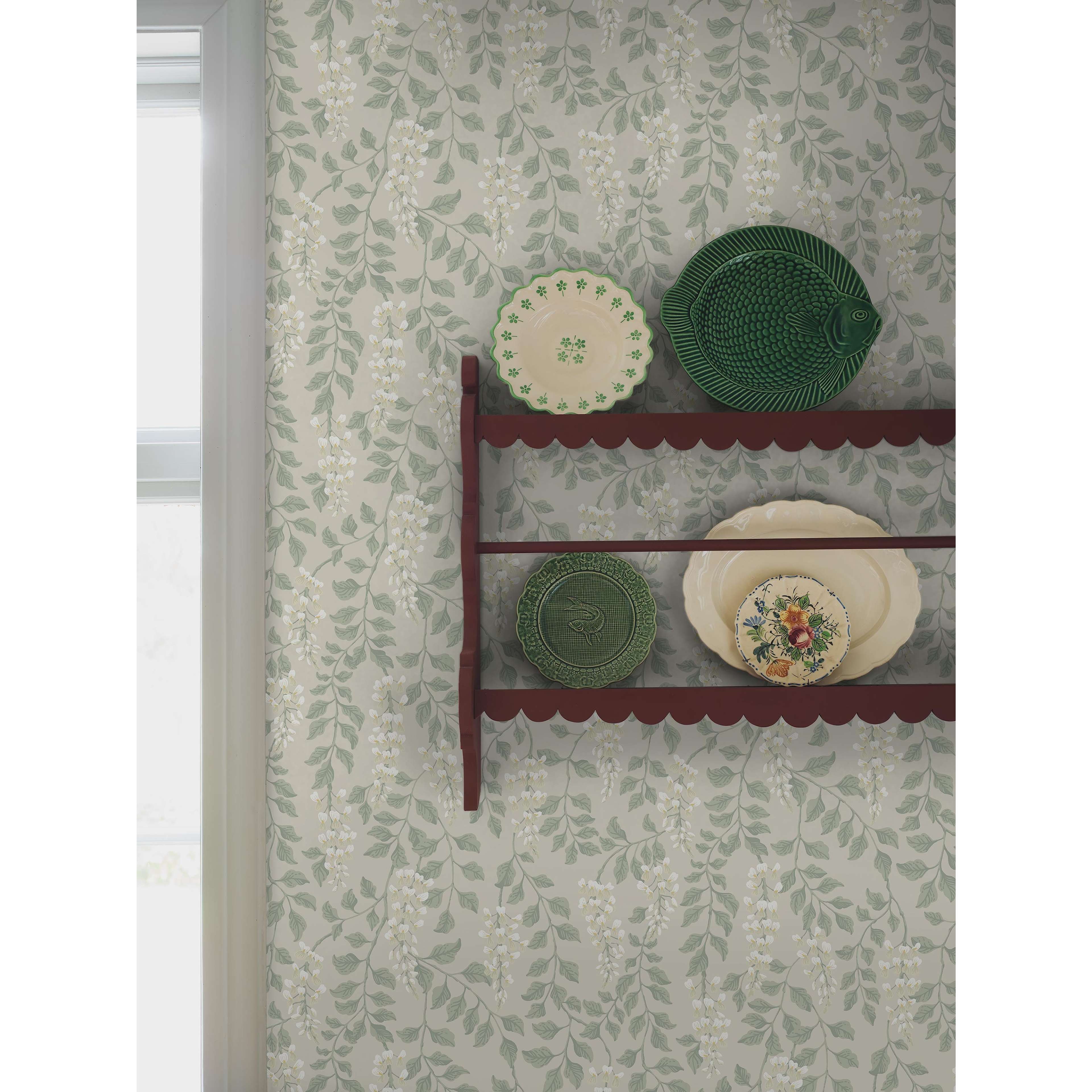 Blåregn beige, tapet tapet med botaniskt, blommigt mönster i beige. Från kollektionen Orangeri. Nonwoven-material med förskjuten passning. Passar i vardagsrum.