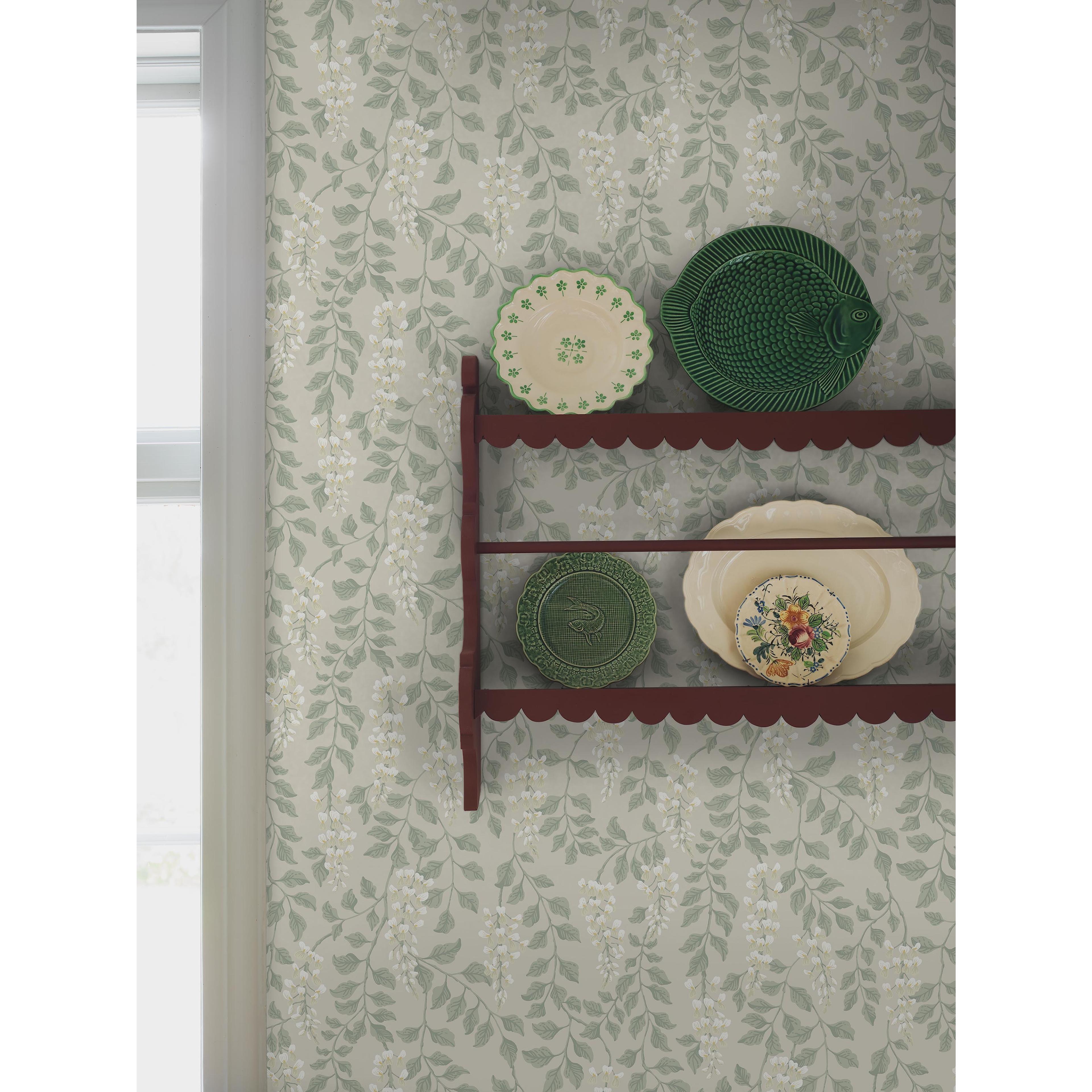 Blåregn beige, tapet tapet med botaniskt, blommigt mönster i beige. Från kollektionen Orangeri. Nonwoven-material med förskjuten passning. Passar i vardagsrum.