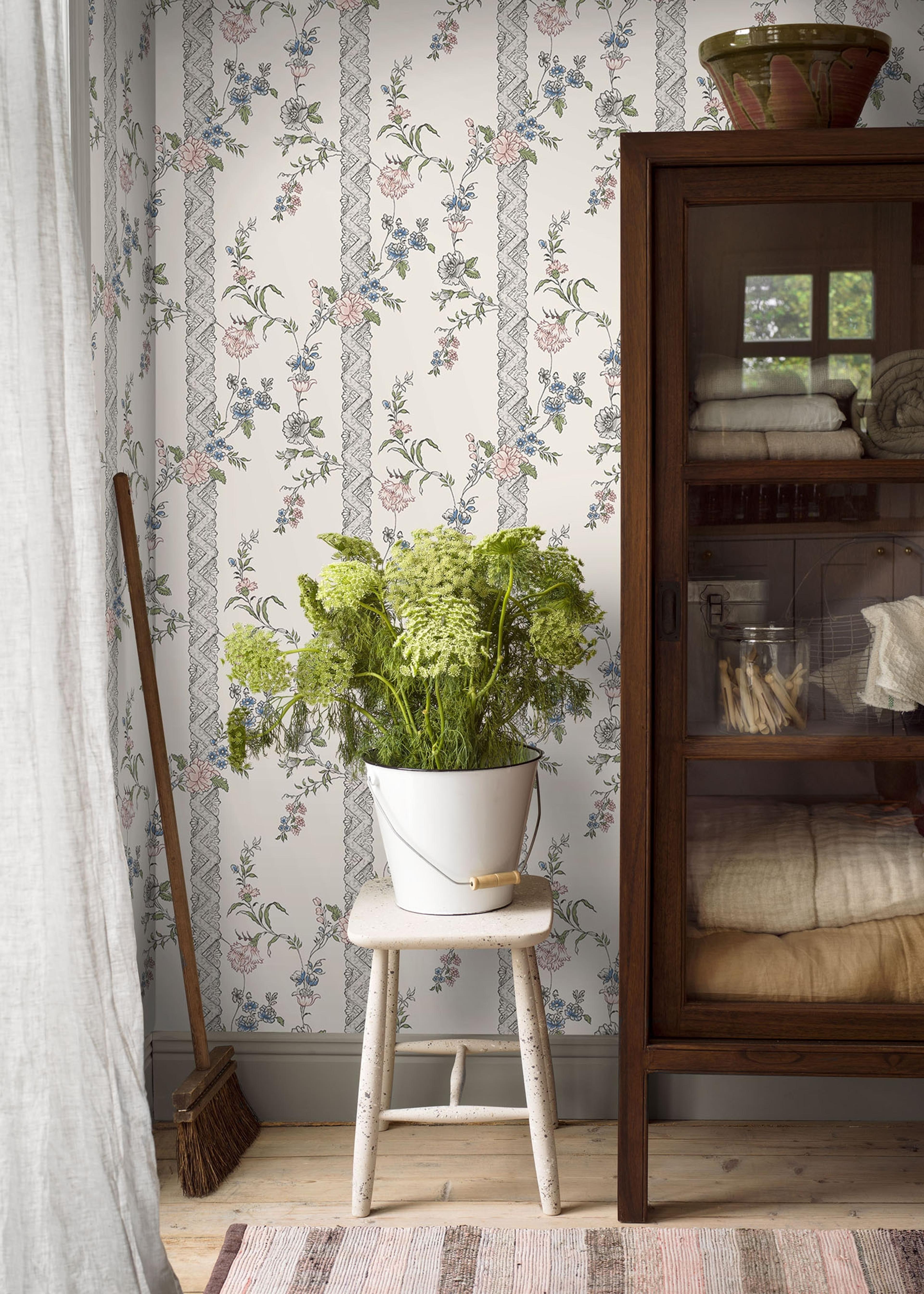 Slottsteatern tapet från Boråstapeter med botaniskt mönster i beige. Från kollektionen anno. Nonwoven-material med rak passning. City-stil. Passar i sovrum och matsal.